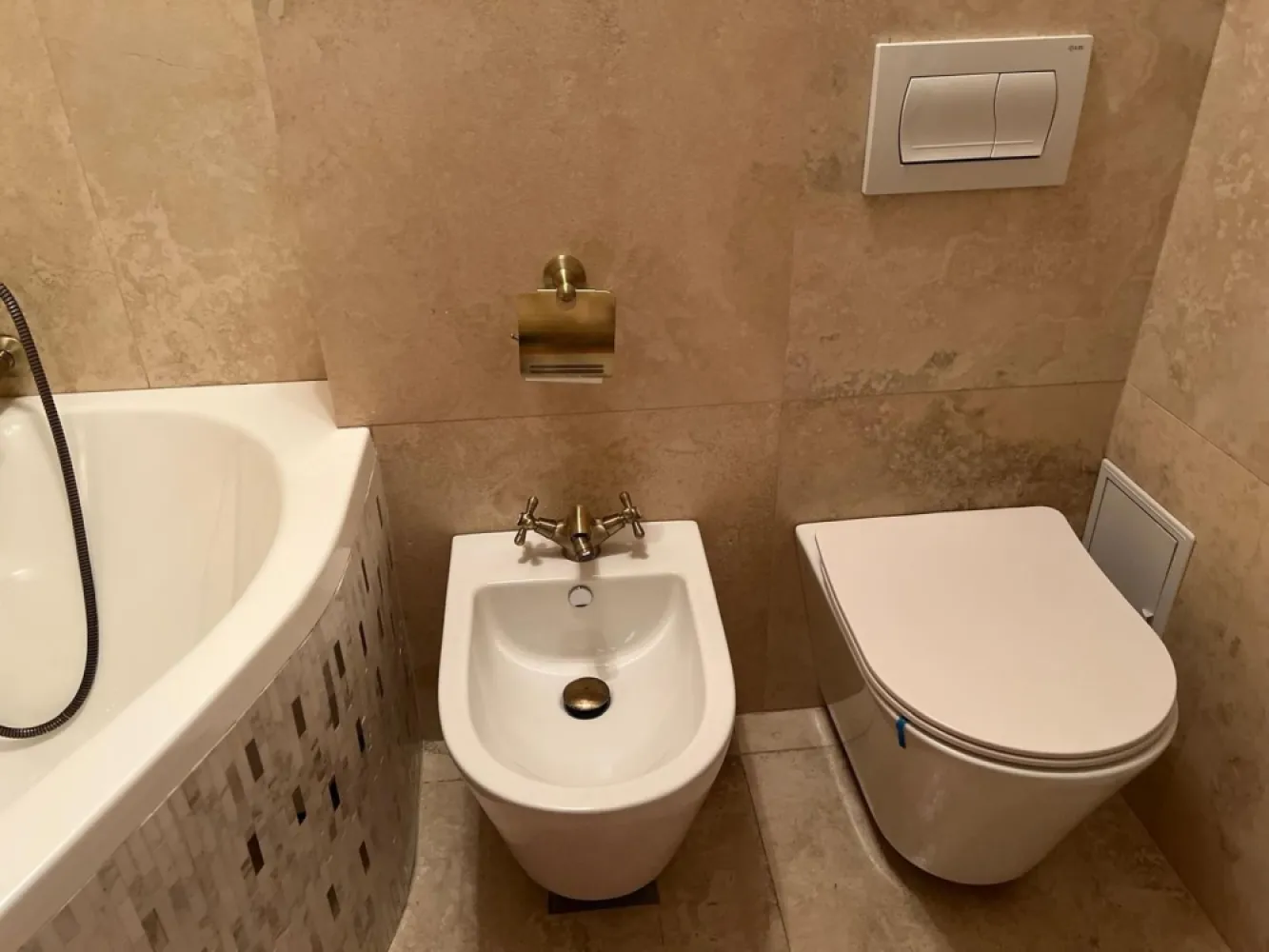 BRASADAS închiriază ap 3 cam etaj 5/8 Calea 13 Sept Marriott