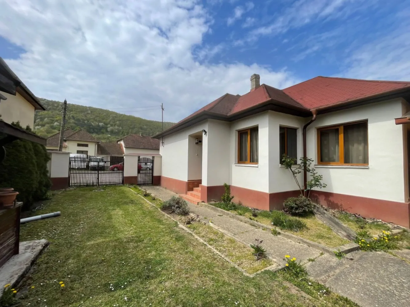 Casă de vânzare în Vașcău–natură, liniște și confort modern- 72000 Eur - Se oferă spre vânzare o proprietate deosebită, situată într-o zonă foarte frumoasă și liniștită din localitatea Vașcău, pe strada Miron Pompiliu. Casa beneficiază de o poziționare excelentă, cu vedere spre pădure, iar în spatele curții există acces direct la râul Crișul Negru – un cadru ideal pentru relaxare și iubitorii de natură. 📍 Localizare avantajoasă: Aproximativ 30 km de pârtia de schi Vârtop (Arieșeni) Aproximativ 30 km de stațiunea Moneasa Zonă liniștită, perfectă pentru locuit sau vacanță 🏠 Detalii proprietate: 5 camere spațioase Hol generos Bucătărie complet utilată Baie Cămară Beci Garaj Magazie Cameră tehnică (centrală) Terasă Foișor cu grătar și fântână Curte mare + livadă 🔧 Renovări: Interior renovat complet în 2018 Exterior renovat în 2024 🔥 Confort și utilități: Încălzire prin centrală pe lemne și centrală electrică trifazică Sobe de teracotă păstrate pentru un plus de farmec și eficiență Racordată la toate utilitățile: apă, canalizare, curent trifazic, fibră optică 🛋️ Se vinde complet mobilată și utilată, fiind pregătită pentru mutare imediată. 💡 Avantaj suplimentar: Localitatea Vașcău face parte din categoria zonelor defavorizate, ceea ce oferă beneficii importante precum reduceri la impozite și alte utilități. 🌲 O alegere excelentă atât pentru locuință permanentă, cât și pentru casă de vacanță sau investiție turistică. Pret : 72.000 euro 📞 Pentru mai multe informații sau programarea unei vizionări, nu ezita să ne contactezi! Tel: 0731290032