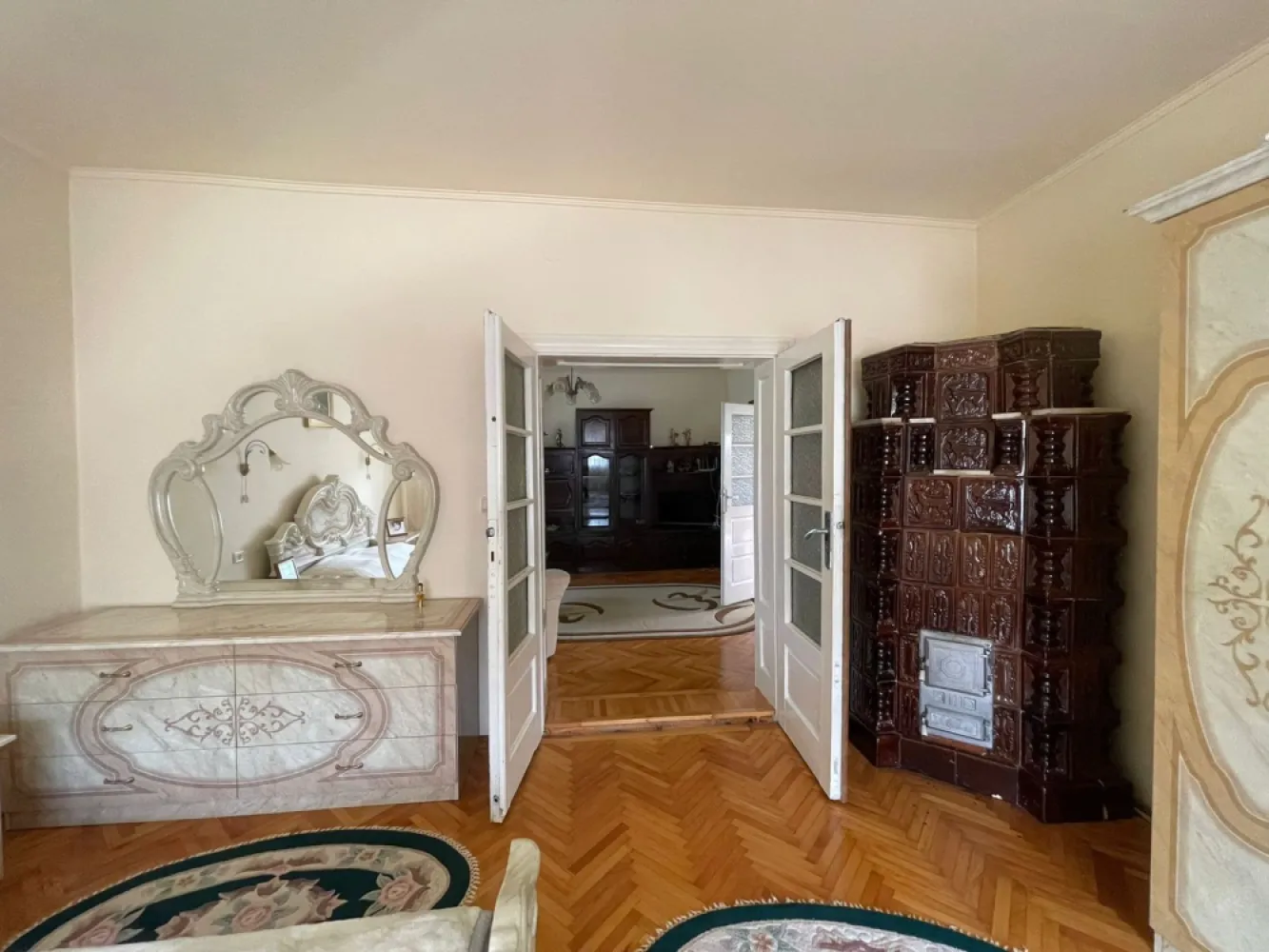 Casă de vânzare în Vașcău–natură, liniște și confort modern- 72000 Eur - Se oferă spre vânzare o proprietate deosebită, situată într-o zonă foarte frumoasă și liniștită din localitatea Vașcău, pe strada Miron Pompiliu. Casa beneficiază de o poziționare excelentă, cu vedere spre pădure, iar în spatele curții există acces direct la râul Crișul Negru – un cadru ideal pentru relaxare și iubitorii de natură. 📍 Localizare avantajoasă: Aproximativ 30 km de pârtia de schi Vârtop (Arieșeni) Aproximativ 30 km de stațiunea Moneasa Zonă liniștită, perfectă pentru locuit sau vacanță 🏠 Detalii proprietate: 5 camere spațioase Hol generos Bucătărie complet utilată Baie Cămară Beci Garaj Magazie Cameră tehnică (centrală) Terasă Foișor cu grătar și fântână Curte mare + livadă 🔧 Renovări: Interior renovat complet în 2018 Exterior renovat în 2024 🔥 Confort și utilități: Încălzire prin centrală pe lemne și centrală electrică trifazică Sobe de teracotă păstrate pentru un plus de farmec și eficiență Racordată la toate utilitățile: apă, canalizare, curent trifazic, fibră optică 🛋️ Se vinde complet mobilată și utilată, fiind pregătită pentru mutare imediată. 💡 Avantaj suplimentar: Localitatea Vașcău face parte din categoria zonelor defavorizate, ceea ce oferă beneficii importante precum reduceri la impozite și alte utilități. 🌲 O alegere excelentă atât pentru locuință permanentă, cât și pentru casă de vacanță sau investiție turistică. Pret : 72.000 euro 📞 Pentru mai multe informații sau programarea unei vizionări, nu ezita să ne contactezi! Tel: 0731290032 }}
