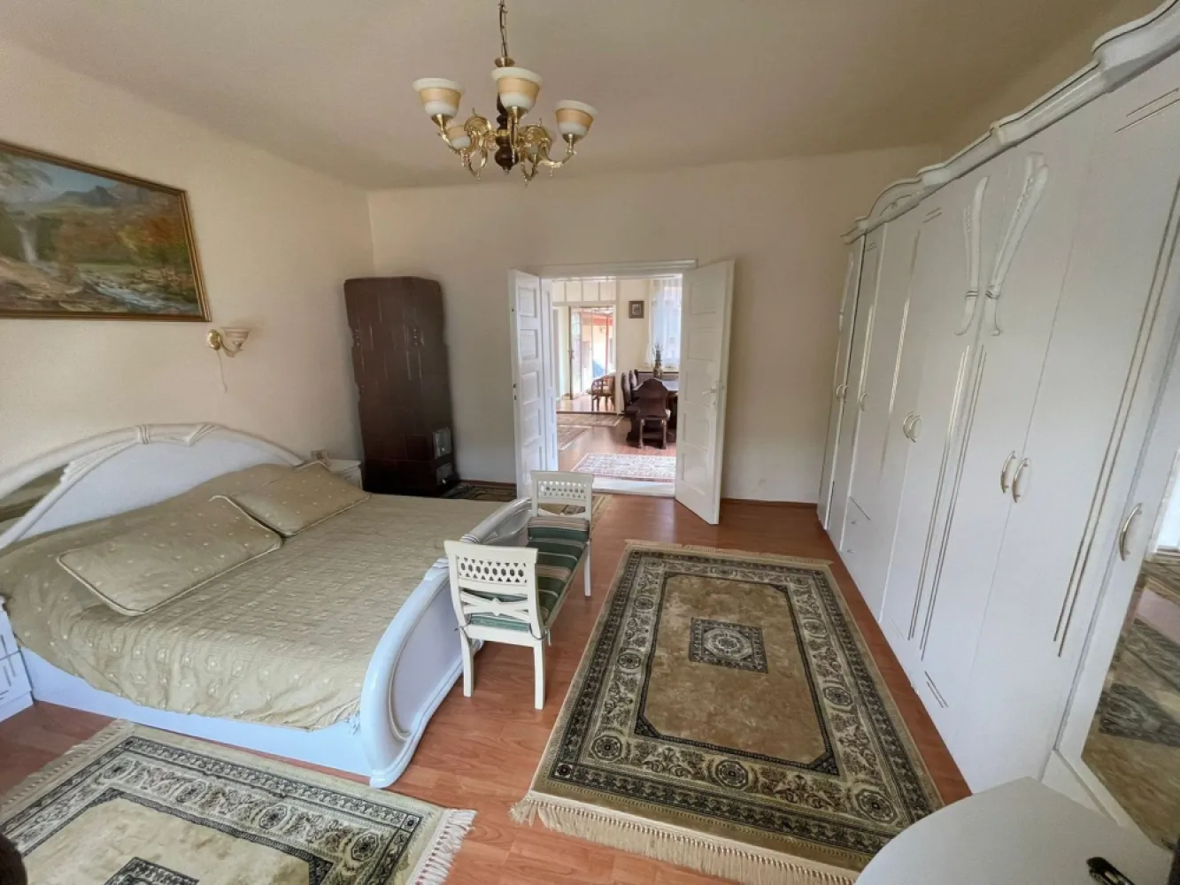 Casă de vânzare în Vașcău–natură, liniște și confort modern- 72000 Eur - Se oferă spre vânzare o proprietate deosebită, situată într-o zonă foarte frumoasă și liniștită din localitatea Vașcău, pe strada Miron Pompiliu. Casa beneficiază de o poziționare excelentă, cu vedere spre pădure, iar în spatele curții există acces direct la râul Crișul Negru – un cadru ideal pentru relaxare și iubitorii de natură. 📍 Localizare avantajoasă: Aproximativ 30 km de pârtia de schi Vârtop (Arieșeni) Aproximativ 30 km de stațiunea Moneasa Zonă liniștită, perfectă pentru locuit sau vacanță 🏠 Detalii proprietate: 5 camere spațioase Hol generos Bucătărie complet utilată Baie Cămară Beci Garaj Magazie Cameră tehnică (centrală) Terasă Foișor cu grătar și fântână Curte mare + livadă 🔧 Renovări: Interior renovat complet în 2018 Exterior renovat în 2024 🔥 Confort și utilități: Încălzire prin centrală pe lemne și centrală electrică trifazică Sobe de teracotă păstrate pentru un plus de farmec și eficiență Racordată la toate utilitățile: apă, canalizare, curent trifazic, fibră optică 🛋️ Se vinde complet mobilată și utilată, fiind pregătită pentru mutare imediată. 💡 Avantaj suplimentar: Localitatea Vașcău face parte din categoria zonelor defavorizate, ceea ce oferă beneficii importante precum reduceri la impozite și alte utilități. 🌲 O alegere excelentă atât pentru locuință permanentă, cât și pentru casă de vacanță sau investiție turistică. Pret : 72.000 euro 📞 Pentru mai multe informații sau programarea unei vizionări, nu ezita să ne contactezi! Tel: 0731290032 }}