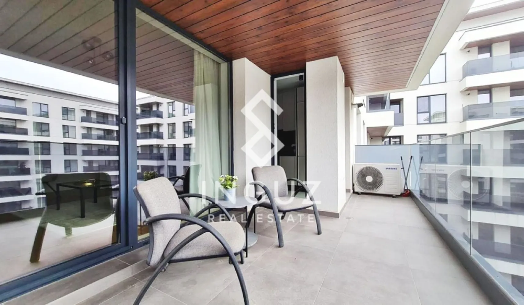 Apartament 3 camere de închiriat | Nusco City – Promenada Mall | Aviaț - Apartament 3 camere de închiriat | Nusco City – Promenada Mall | Aviației Preț: 1.700 EUR Apartament modern cu 3 camere, situat în complexul rezidențial Nusco City, una dintre cele mai căutate zone din nordul Bucureștiului, la doar câteva minute de Promenada Mall și principalele centre de business. Detalii proprietate: • Suprafață utilă: 90 mp • Compartimentare decomandată • Etaj 5 din 7 • Construcție 2023 • 2 băi | terasă generoasă Compartimentare: • Living spațios cu acces la terasă • Bucătărie complet mobilată și utilată • 2 dormitoare confortabile • 2 băi moderne • Terasă accesibilă din living și bucătărie Dotări: • Complet mobilat în stil modern • Electrocasnice de ultimă generație • Aer condiționat în fiecare cameră • Finisaje premium Facilități: • Loc de parcare suprateran inclus • Interfon și 2 lifturi • Acces securizat și supraveghere video • Spații verzi și zone pentru copii Localizare: • 5 minute de Promenada Mall • Aproape de zona de business (Aviației, Pipera) • Acces rapid către transport și puncte de interes Informații suplimentare: • Apartament ideal pentru rezidență premium sau expați • Complex nou, foarte bine întreținut