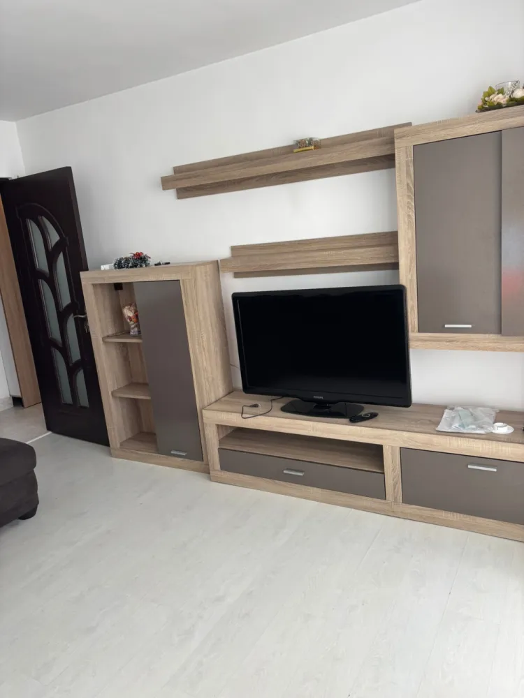 Apartament 2 camere de vânzare – Ploiești Vest, zona Lămâița | Ideal investiție (cu chiriaș existent) - Cătălina Anghel - broker imobiliar vă propune spre vânzare un apartament cu 2 camere, situat în Ploiești, zona Vest – Lămâița, la etajul 4 din 4, ideal pentru investiție sigură și imediat profitabilă.Locuința are o suprafață utilă de 40 mp și este compartimentată eficient, oferind un ambient luminos și primitor. Se vinde complet mobilată și utilată, exact ca în fotografii.Important: Apartamentul se vinde exclusiv ca investiție, cu chiriaș existent și contract pe termen lung, noul proprietar preluând contractul în derulare și beneficiind de venit imediat, fără perioade de neocupare.Dotări și îmbunătățiri:Izolație exterioară cu polistiren de 10 cm – eficiență termică ridicatăRulouri exterioare din aluminiuBalcon închis cu tâmplărie PVCCalorifere schimbateAer condiționat instalat în dormitor și bucătărieMașină de spălat nouă (achiziționată recent – 1 lună)Instalație pentru gaze trasă până la ușa apartamentului (necesită racordare)Localizare și vecinătăți: Apartamentul este amplasat într-o zonă liniștită și bine conectată:Magazin Profi chiar în fața blocului;Școală și grădiniță în imediata apropiereAcces facil la mijloace de transport în comun( linia 35, 35B, 102);Magazine, farmacii și alte facilități la câteva minute.Zona Lămâița din Ploiești Vest este apreciată pentru liniște, accesibilitate și proximitatea față de puncte de interes, fiind potrivită pentru investiții stabile.Se vinde complet mobilat și utilat, cu preluarea chiriașului existent.Pentru informații suplimentare și stabilirea unei vizionari vă invit să ne contactați.
