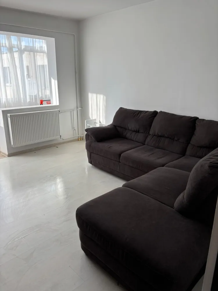 Apartament 2 camere de vânzare – Ploiești Vest, zona Lămâița | Ideal investiție (cu chiriaș existent) - Cătălina Anghel - broker imobiliar vă propune spre vânzare un apartament cu 2 camere, situat în Ploiești, zona Vest – Lămâița, la etajul 4 din 4, ideal pentru investiție sigură și imediat profitabilă.Locuința are o suprafață utilă de 40 mp și este compartimentată eficient, oferind un ambient luminos și primitor. Se vinde complet mobilată și utilată, exact ca în fotografii.Important: Apartamentul se vinde exclusiv ca investiție, cu chiriaș existent și contract pe termen lung, noul proprietar preluând contractul în derulare și beneficiind de venit imediat, fără perioade de neocupare.Dotări și îmbunătățiri:Izolație exterioară cu polistiren de 10 cm – eficiență termică ridicatăRulouri exterioare din aluminiuBalcon închis cu tâmplărie PVCCalorifere schimbateAer condiționat instalat în dormitor și bucătărieMașină de spălat nouă (achiziționată recent – 1 lună)Instalație pentru gaze trasă până la ușa apartamentului (necesită racordare)Localizare și vecinătăți: Apartamentul este amplasat într-o zonă liniștită și bine conectată:Magazin Profi chiar în fața blocului;Școală și grădiniță în imediata apropiereAcces facil la mijloace de transport în comun( linia 35, 35B, 102);Magazine, farmacii și alte facilități la câteva minute.Zona Lămâița din Ploiești Vest este apreciată pentru liniște, accesibilitate și proximitatea față de puncte de interes, fiind potrivită pentru investiții stabile.Se vinde complet mobilat și utilat, cu preluarea chiriașului existent.Pentru informații suplimentare și stabilirea unei vizionari vă invit să ne contactați. }}
