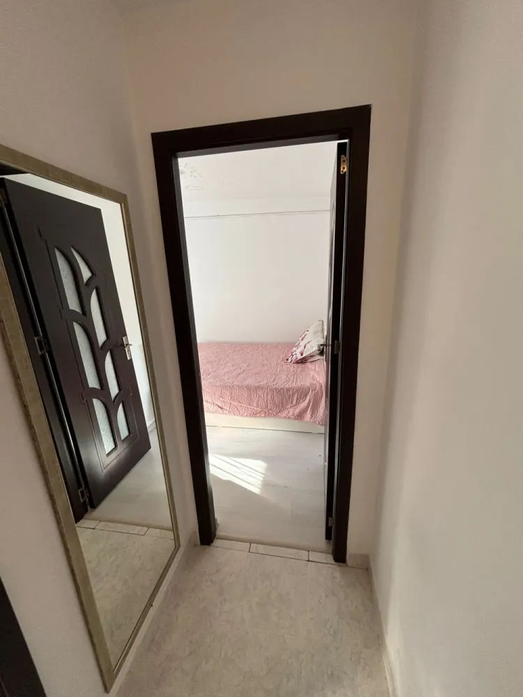 Apartament 2 camere de vânzare – Ploiești Vest, zona Lămâița | Ideal investiție (cu chiriaș existent) - Cătălina Anghel - broker imobiliar vă propune spre vânzare un apartament cu 2 camere, situat în Ploiești, zona Vest – Lămâița, la etajul 4 din 4, ideal pentru investiție sigură și imediat profitabilă.Locuința are o suprafață utilă de 40 mp și este compartimentată eficient, oferind un ambient luminos și primitor. Se vinde complet mobilată și utilată, exact ca în fotografii.Important: Apartamentul se vinde exclusiv ca investiție, cu chiriaș existent și contract pe termen lung, noul proprietar preluând contractul în derulare și beneficiind de venit imediat, fără perioade de neocupare.Dotări și îmbunătățiri:Izolație exterioară cu polistiren de 10 cm – eficiență termică ridicatăRulouri exterioare din aluminiuBalcon închis cu tâmplărie PVCCalorifere schimbateAer condiționat instalat în dormitor și bucătărieMașină de spălat nouă (achiziționată recent – 1 lună)Instalație pentru gaze trasă până la ușa apartamentului (necesită racordare)Localizare și vecinătăți: Apartamentul este amplasat într-o zonă liniștită și bine conectată:Magazin Profi chiar în fața blocului;Școală și grădiniță în imediata apropiereAcces facil la mijloace de transport în comun( linia 35, 35B, 102);Magazine, farmacii și alte facilități la câteva minute.Zona Lămâița din Ploiești Vest este apreciată pentru liniște, accesibilitate și proximitatea față de puncte de interes, fiind potrivită pentru investiții stabile.Se vinde complet mobilat și utilat, cu preluarea chiriașului existent.Pentru informații suplimentare și stabilirea unei vizionari vă invit să ne contactați. }}