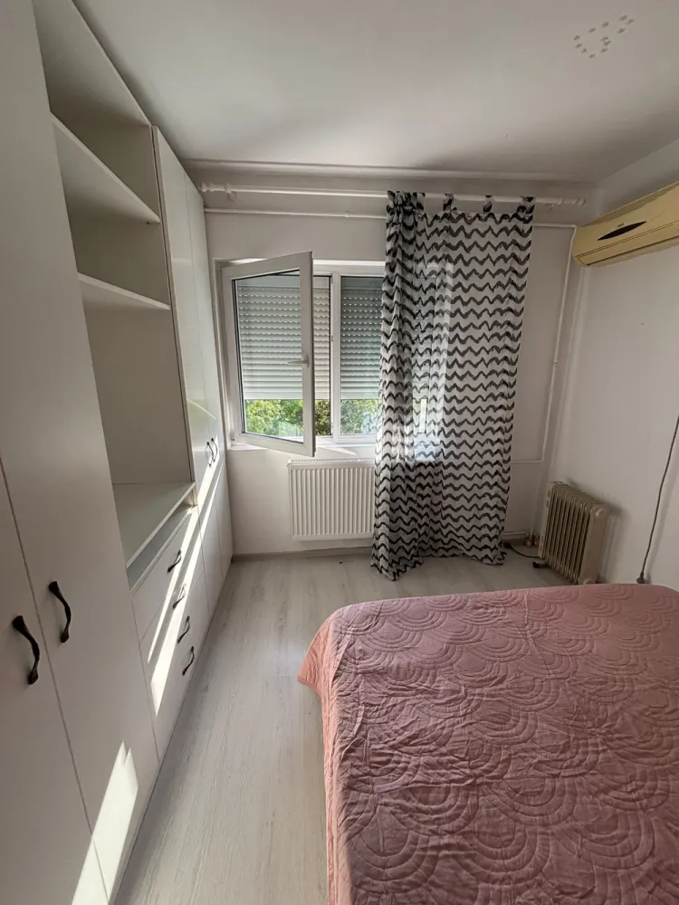 Apartament 2 camere de vânzare – Ploiești Vest, zona Lămâița | Ideal investiție (cu chiriaș existent) - Cătălina Anghel - broker imobiliar vă propune spre vânzare un apartament cu 2 camere, situat în Ploiești, zona Vest – Lămâița, la etajul 4 din 4, ideal pentru investiție sigură și imediat profitabilă.Locuința are o suprafață utilă de 40 mp și este compartimentată eficient, oferind un ambient luminos și primitor. Se vinde complet mobilată și utilată, exact ca în fotografii.Important: Apartamentul se vinde exclusiv ca investiție, cu chiriaș existent și contract pe termen lung, noul proprietar preluând contractul în derulare și beneficiind de venit imediat, fără perioade de neocupare.Dotări și îmbunătățiri:Izolație exterioară cu polistiren de 10 cm – eficiență termică ridicatăRulouri exterioare din aluminiuBalcon închis cu tâmplărie PVCCalorifere schimbateAer condiționat instalat în dormitor și bucătărieMașină de spălat nouă (achiziționată recent – 1 lună)Instalație pentru gaze trasă până la ușa apartamentului (necesită racordare)Localizare și vecinătăți: Apartamentul este amplasat într-o zonă liniștită și bine conectată:Magazin Profi chiar în fața blocului;Școală și grădiniță în imediata apropiereAcces facil la mijloace de transport în comun( linia 35, 35B, 102);Magazine, farmacii și alte facilități la câteva minute.Zona Lămâița din Ploiești Vest este apreciată pentru liniște, accesibilitate și proximitatea față de puncte de interes, fiind potrivită pentru investiții stabile.Se vinde complet mobilat și utilat, cu preluarea chiriașului existent.Pentru informații suplimentare și stabilirea unei vizionari vă invit să ne contactați. }}