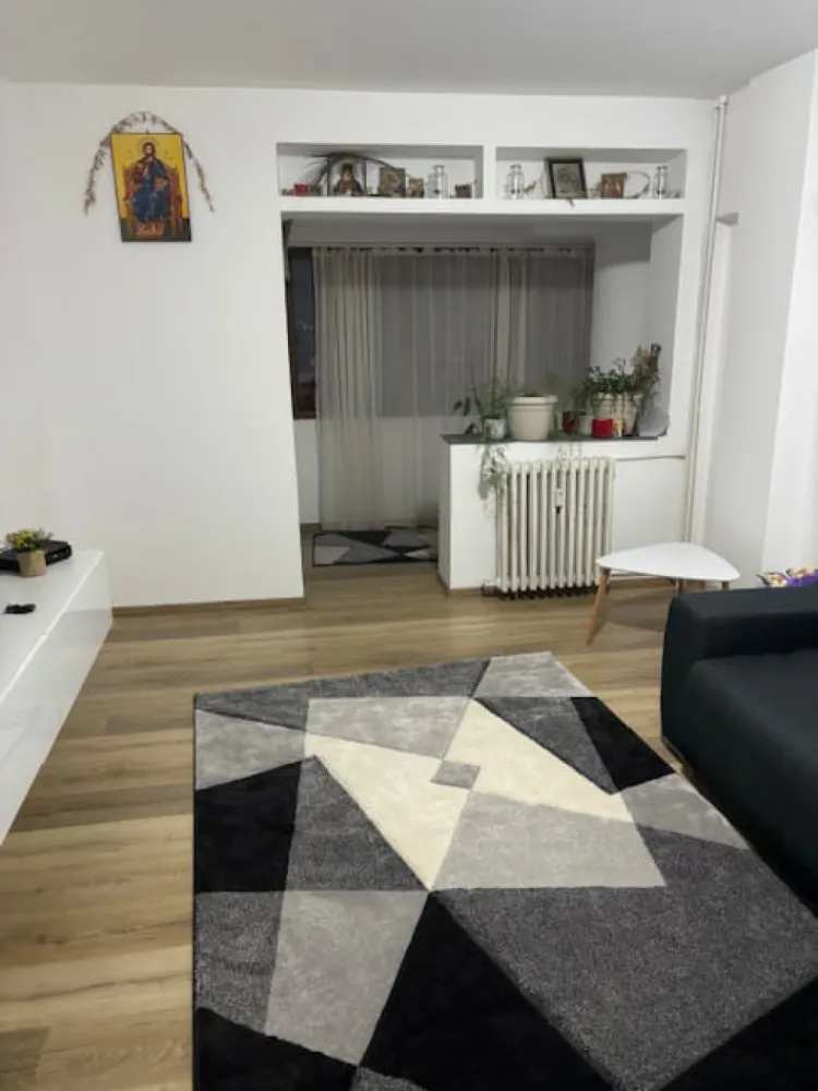 Apartament 2 camere decomandat, etajul 5 din 7, ultracentral - Cătălina Anghel- broker imobiliar, vă prezintă spre vânzare un apartament decomandat cu o suprafață de 47 mp. Situat la etajul 5 al unui bloc solid construit în 1987 cu regim de înălțime p+7, această proprietate oferă nu doar un cămin, ci și o oportunitate excelentă de investiție. Cu un dormitor spațios, o baie modernă și un balcon intim, fiecare colțișor al acestui apartament este gândit să îmbine funcționalitatea cu confortul.Imaginați-vă diminețile petrecute pe balcon, savurând o cafea în timp ce admirați priveliștea orașului. Bucătăria bine compartimentată este locul perfect pentru a prepara mesele preferate alături de cei dragi, iar livingul primitor vă va invita să petreceți momente de neuitat. Structura din beton a clădirii vă asigură un mediu sigur și liniștit, iar amplasarea sa vă oferă acces rapid la toate facilitățile urbane necesare unei vieți moderne.Nu ratați ocazia de a deveni proprietar al acestui apartament atrăgător, la un preț de 115.000€. Fie că sunteți un tânăr profesionist în căutarea primului cămin sau un investitor în căutarea unei oportunități promițătoare, acest apartament este alegerea ideală. Contactați-ne astăzi pentru a programa o vizionare și transformați acest spațiu în acasă!