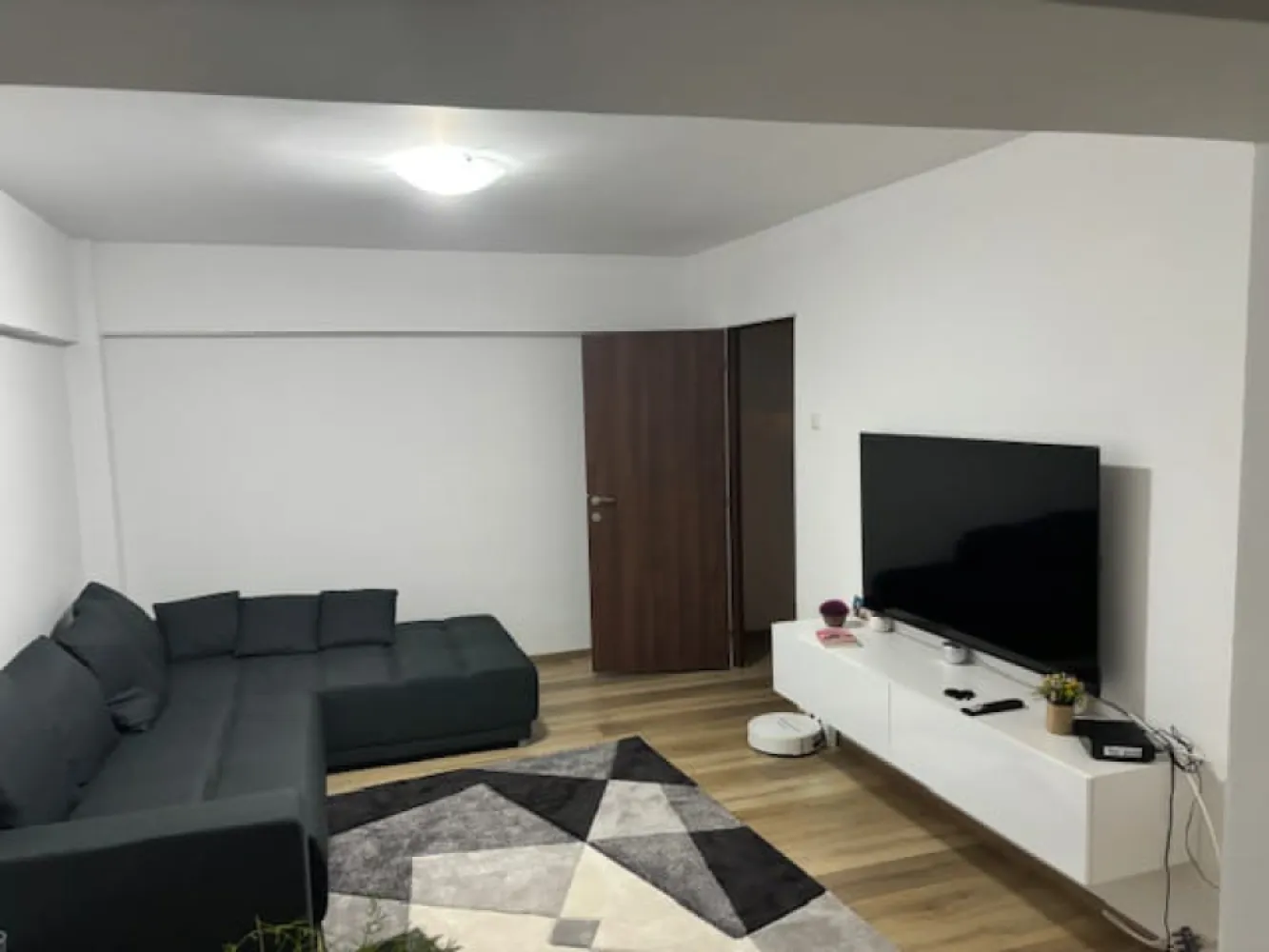 Apartament 2 camere decomandat, etajul 5 din 7, ultracentral - Cătălina Anghel- broker imobiliar, vă prezintă spre vânzare un apartament decomandat cu o suprafață de 47 mp. Situat la etajul 5 al unui bloc solid construit în 1987 cu regim de înălțime p+7, această proprietate oferă nu doar un cămin, ci și o oportunitate excelentă de investiție. Cu un dormitor spațios, o baie modernă și un balcon intim, fiecare colțișor al acestui apartament este gândit să îmbine funcționalitatea cu confortul.Imaginați-vă diminețile petrecute pe balcon, savurând o cafea în timp ce admirați priveliștea orașului. Bucătăria bine compartimentată este locul perfect pentru a prepara mesele preferate alături de cei dragi, iar livingul primitor vă va invita să petreceți momente de neuitat. Structura din beton a clădirii vă asigură un mediu sigur și liniștit, iar amplasarea sa vă oferă acces rapid la toate facilitățile urbane necesare unei vieți moderne.Nu ratați ocazia de a deveni proprietar al acestui apartament atrăgător, la un preț de 115.000€. Fie că sunteți un tânăr profesionist în căutarea primului cămin sau un investitor în căutarea unei oportunități promițătoare, acest apartament este alegerea ideală. Contactați-ne astăzi pentru a programa o vizionare și transformați acest spațiu în acasă! }}