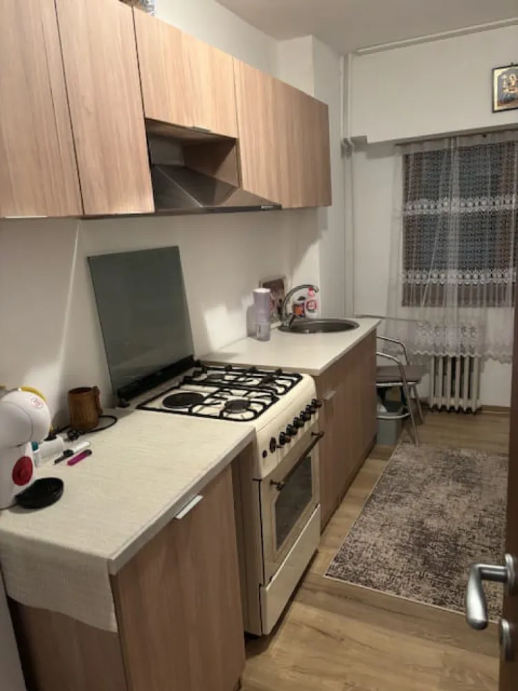 Apartament 2 camere decomandat, etajul 5 din 7, ultracentral - Cătălina Anghel- broker imobiliar, vă prezintă spre vânzare un apartament decomandat cu o suprafață de 47 mp. Situat la etajul 5 al unui bloc solid construit în 1987 cu regim de înălțime p+7, această proprietate oferă nu doar un cămin, ci și o oportunitate excelentă de investiție. Cu un dormitor spațios, o baie modernă și un balcon intim, fiecare colțișor al acestui apartament este gândit să îmbine funcționalitatea cu confortul.Imaginați-vă diminețile petrecute pe balcon, savurând o cafea în timp ce admirați priveliștea orașului. Bucătăria bine compartimentată este locul perfect pentru a prepara mesele preferate alături de cei dragi, iar livingul primitor vă va invita să petreceți momente de neuitat. Structura din beton a clădirii vă asigură un mediu sigur și liniștit, iar amplasarea sa vă oferă acces rapid la toate facilitățile urbane necesare unei vieți moderne.Nu ratați ocazia de a deveni proprietar al acestui apartament atrăgător, la un preț de 115.000€. Fie că sunteți un tânăr profesionist în căutarea primului cămin sau un investitor în căutarea unei oportunități promițătoare, acest apartament este alegerea ideală. Contactați-ne astăzi pentru a programa o vizionare și transformați acest spațiu în acasă! }}