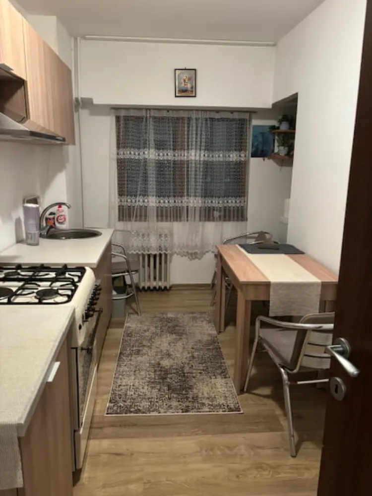 Apartament 2 camere decomandat, etajul 5 din 7, ultracentral - Cătălina Anghel- broker imobiliar, vă prezintă spre vânzare un apartament decomandat cu o suprafață de 47 mp. Situat la etajul 5 al unui bloc solid construit în 1987 cu regim de înălțime p+7, această proprietate oferă nu doar un cămin, ci și o oportunitate excelentă de investiție. Cu un dormitor spațios, o baie modernă și un balcon intim, fiecare colțișor al acestui apartament este gândit să îmbine funcționalitatea cu confortul.Imaginați-vă diminețile petrecute pe balcon, savurând o cafea în timp ce admirați priveliștea orașului. Bucătăria bine compartimentată este locul perfect pentru a prepara mesele preferate alături de cei dragi, iar livingul primitor vă va invita să petreceți momente de neuitat. Structura din beton a clădirii vă asigură un mediu sigur și liniștit, iar amplasarea sa vă oferă acces rapid la toate facilitățile urbane necesare unei vieți moderne.Nu ratați ocazia de a deveni proprietar al acestui apartament atrăgător, la un preț de 115.000€. Fie că sunteți un tânăr profesionist în căutarea primului cămin sau un investitor în căutarea unei oportunități promițătoare, acest apartament este alegerea ideală. Contactați-ne astăzi pentru a programa o vizionare și transformați acest spațiu în acasă! }}