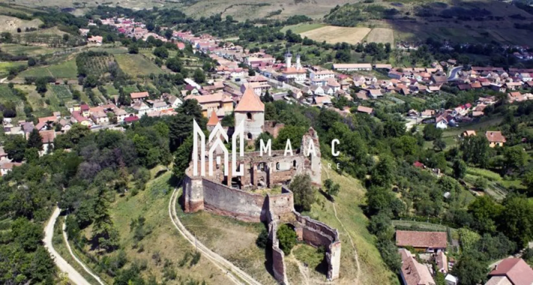 SLIMNIC I TEREN DE CASA I INTRAVILAN - MAAC Imobiliare va ofera În satul Slimnic, unde timpul pare să se miște mai încet și unde copacii bătrâni povestesc istorii vechi, există un teren. Nu este doar un petic de pământ, ci un spațiu care așteaptă să își găsească destinul. Terenul este situat în intravilan, bine delimitat și pregătit pentru a deveni parte a vieții comune. La marginea proprietății, facilități moderne își întind brațele spre el: drumuri accesibile, rețele de utilități și posibilitatea de a te conecta la pulsația locului. Este un punct de plecare, un loc unde poți să construiești nu doar o casă, ci un vis. Înconjurat de un gard din plasă de sârmă, terenul pare să fie o fereastră deschisă spre lume. Gardul nu izolează, ci definește. Îi conferi o identitate clară, protejând intimitatea fără să ascunde perspectiva. Prin ochiurile fine ale plasei, soarele de dimineață se strecoară și picturițează pământul cu lumini aurii, iar privirea poate să zboare liberă spre dealurile îmbrăcate în verde. Acest teren așteaptă. Așteaptă să audă sunetul primei roți de căruță care va aduce materiale de construcție, să simtă bătaia piciorului care va măsura viitorul fundației. Așteaptă să devină locul unde copiii vor alerga în curte, unde mesele de familie se vor întinde sub cerul senin, unde răsăritul va fi privit din propriul paradis. Este o bucată de Slimnic, cu sufletul satului și cu potențialul viitorului. Așteaptă doar să îi găsești povestea. Pentru mai multe detalii, precizați telefonic că ați văzut anunțul cu ID CP3038502.