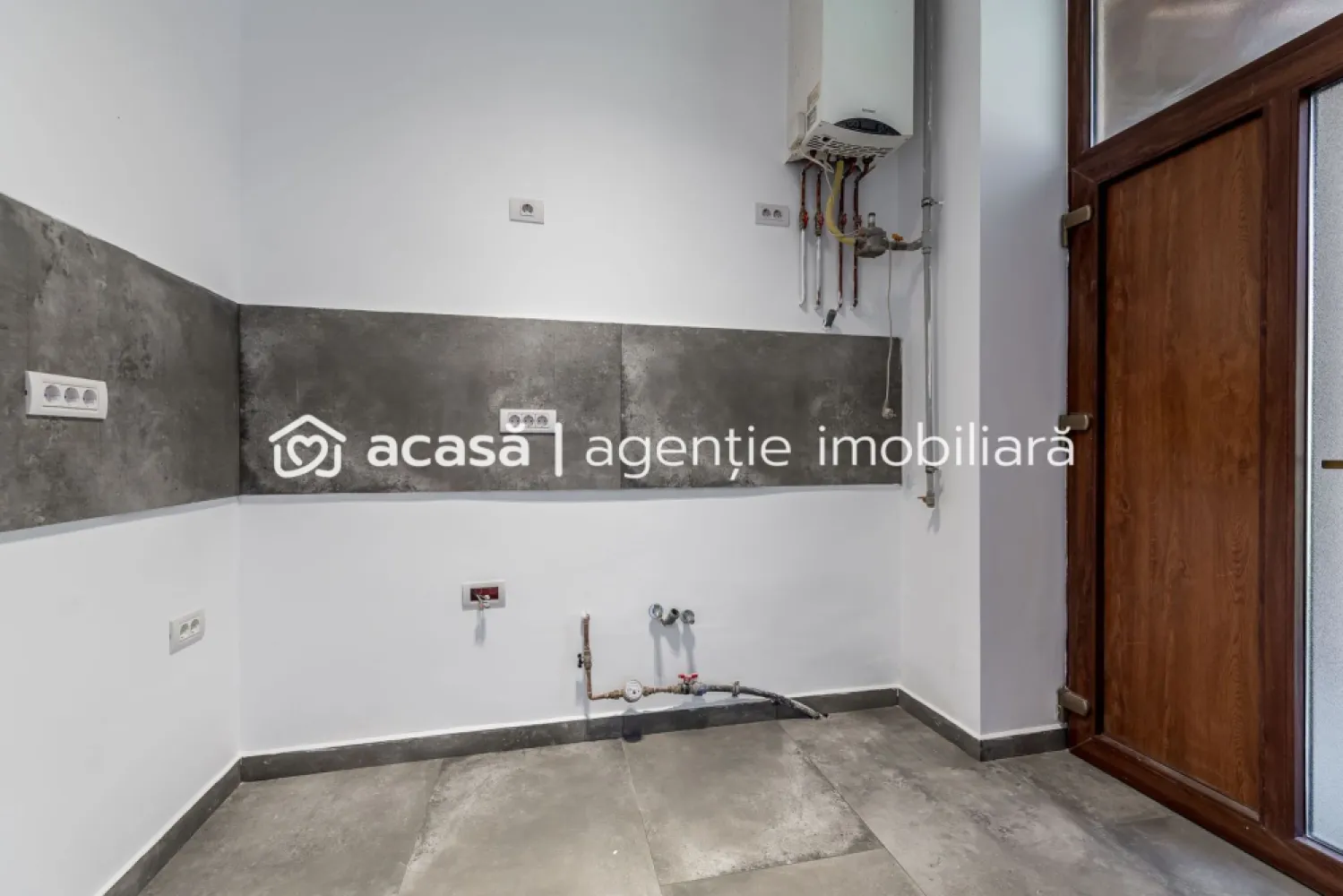 Locuință în centru | renovat | gata de locuit | Parcul Reconcilierii - Cauți o locuință practică, renovată, într-o zonă care îți pune orașul la picioare? Îți prezint un apartament cu 1 cameră, situat între Piața Catedralei și Parcul Reconcilierii — una dintre cele mai bune poziționări din Arad pentru locuit sau investiție. Cu o suprafață de 43 mp conform CF, locuința este renovată, amplasată la parter și beneficiază de centrală termică pe gaz — un detaliu care contează atunci când vrei control, eficiență și confort în fiecare sezon. În plus, curtea comună adaugă acel sentiment plăcut de spațiu și liniște, greu de găsit într-o zonă atât de bună. Preț listare: 65.900 EURO / negociabil Poate că acesta este momentul să vezi dacă locul acesta ți se potrivește. Contactează-mă pentru o vizionare gratuită. Telefon/WhatsApp: 0761 899 230 💳 Dacă ai nevoie de finanțare, îți pot obține gratuit oferte de la 16 bănci. 🏡 Ai o proprietate de vânzare în Arad? Îți ofer o evaluare gratuită, fără obligații. 🏢 Arad, Bulevardul Decebal Nr.2, Parter }}
