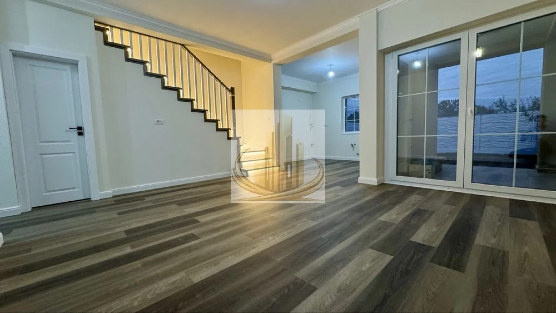 Duplex Mosnita Noua 5 camere, 3 bai, finisaje premium - Grand Mobilis Imobiliare va propune spre vânzare o proprietate care nu impresionează doar prin suprafață, ci prin calitatea execuției, atenția la detalii și confortul real oferit zi de zi. Ideală pentru o familie care caută liniște, spațiu și acces rapid către oraș. 📌 Construcție verificabilă – documentație completă + fotografii din toate etapele execuției 📌 Posibilitate verificare independentă de către expert tehnic ⸻ 📐 DATE ESENȚIALE * Regim: P+1E + pod (cu scară acces) * Suprafață construită: 150 mp * Suprafață utilă: 107 mp * Terasă acoperită ⸻ 🏠 COMPARTIMENTARE OPTIMĂ Parter – funcțional și aerisit: * Living luminos, ideal pentru relaxare * Bucătărie (se poate închide) * Dormitor / birou * Baie cu duș * Cameră tehnică + spații de depozitare inteligente * Acces către terasă Etaj – zona de odihnă: * 3 dormitoare + 1 dormitor matrimonial cu baie proprie * Baie principală cu cadă * Hol generos + acces pod ✔️ 4 dormitoare | 3 băi | spații bine delimitate ⸻ ⚙️ CONFORT & TEHNOLOGIE PREMIUM * Încălzire în pardoseală TECE + control individual în fiecare cameră * Centrală în condensare Ariston Clas One * Aer condiționat Daikin * Sistem supraveghere audio-video * Instalații electrice premium (Gewiss + Schneider) * Pregătire panouri fotovoltaice * Priză trifazică pentru mașină electrică ⸻ 🛁 FINISAJE DE TOP * Obiecte sanitare Villeroy & Boch * Baterii Grohe * Scară din lemn masiv cu iluminare ambientală * Tâmplărie TROCAL Germania – tripan, 7 camere * Travertin exterior + pavaj Semmelrock * Tencuială decorativă Ceresit ⸻ 🌿 EXTERIOR & UTILITĂȚI * Curte amenajată + spațiu verde * Parcare: 1 loc în curte + 3 în față * Toate utilitățile disponibile (gaz, canal, apă, curent trifazic, internet) ⸻ 📍 LOCAȚIE – ECHILIBRUL PERFECT * Zonă liniștită și aerisită * Acces rapid către oraș (Calea Medveș + artere principale) * Transport în comun în apropiere * Restaurante, cafenele, magazine (inclusiv non-stop la 2 min) * Centre comerciale, școli și grădinițe în proximitate ⸻ 💡 DE CE MERITĂ VĂZUTĂ ✔️ Construcție solidă, gândită pentru termen lung ✔️ Eficiență energetică ridicată ✔️ Compartimentare practică pentru familie ✔️ Zonă în plină dezvoltare, cu potențial de creștere ⸻ 📞 Pentru detalii și programarea unei vizionări, contactează Grand Mobilis Imobiliare. ID intern CP3040536 }}