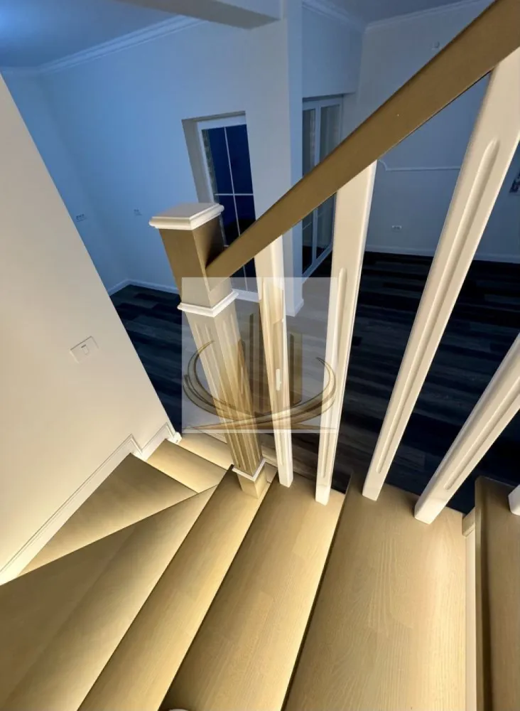 Duplex Mosnita Noua 5 camere, 3 bai, finisaje premium - Grand Mobilis Imobiliare va propune spre vânzare o proprietate care nu impresionează doar prin suprafață, ci prin calitatea execuției, atenția la detalii și confortul real oferit zi de zi. Ideală pentru o familie care caută liniște, spațiu și acces rapid către oraș. 📌 Construcție verificabilă – documentație completă + fotografii din toate etapele execuției 📌 Posibilitate verificare independentă de către expert tehnic ⸻ 📐 DATE ESENȚIALE * Regim: P+1E + pod (cu scară acces) * Suprafață construită: 150 mp * Suprafață utilă: 107 mp * Terasă acoperită ⸻ 🏠 COMPARTIMENTARE OPTIMĂ Parter – funcțional și aerisit: * Living luminos, ideal pentru relaxare * Bucătărie (se poate închide) * Dormitor / birou * Baie cu duș * Cameră tehnică + spații de depozitare inteligente * Acces către terasă Etaj – zona de odihnă: * 3 dormitoare + 1 dormitor matrimonial cu baie proprie * Baie principală cu cadă * Hol generos + acces pod ✔️ 4 dormitoare | 3 băi | spații bine delimitate ⸻ ⚙️ CONFORT & TEHNOLOGIE PREMIUM * Încălzire în pardoseală TECE + control individual în fiecare cameră * Centrală în condensare Ariston Clas One * Aer condiționat Daikin * Sistem supraveghere audio-video * Instalații electrice premium (Gewiss + Schneider) * Pregătire panouri fotovoltaice * Priză trifazică pentru mașină electrică ⸻ 🛁 FINISAJE DE TOP * Obiecte sanitare Villeroy & Boch * Baterii Grohe * Scară din lemn masiv cu iluminare ambientală * Tâmplărie TROCAL Germania – tripan, 7 camere * Travertin exterior + pavaj Semmelrock * Tencuială decorativă Ceresit ⸻ 🌿 EXTERIOR & UTILITĂȚI * Curte amenajată + spațiu verde * Parcare: 1 loc în curte + 3 în față * Toate utilitățile disponibile (gaz, canal, apă, curent trifazic, internet) ⸻ 📍 LOCAȚIE – ECHILIBRUL PERFECT * Zonă liniștită și aerisită * Acces rapid către oraș (Calea Medveș + artere principale) * Transport în comun în apropiere * Restaurante, cafenele, magazine (inclusiv non-stop la 2 min) * Centre comerciale, școli și grădinițe în proximitate ⸻ 💡 DE CE MERITĂ VĂZUTĂ ✔️ Construcție solidă, gândită pentru termen lung ✔️ Eficiență energetică ridicată ✔️ Compartimentare practică pentru familie ✔️ Zonă în plină dezvoltare, cu potențial de creștere ⸻ 📞 Pentru detalii și programarea unei vizionări, contactează Grand Mobilis Imobiliare. ID intern CP3040536 }}