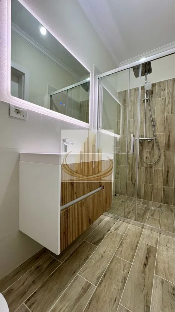 Duplex Mosnita Noua 5 camere, 3 bai, finisaje premium - Grand Mobilis Imobiliare va propune spre vânzare o proprietate care nu impresionează doar prin suprafață, ci prin calitatea execuției, atenția la detalii și confortul real oferit zi de zi. Ideală pentru o familie care caută liniște, spațiu și acces rapid către oraș. 📌 Construcție verificabilă – documentație completă + fotografii din toate etapele execuției 📌 Posibilitate verificare independentă de către expert tehnic ⸻ 📐 DATE ESENȚIALE * Regim: P+1E + pod (cu scară acces) * Suprafață construită: 150 mp * Suprafață utilă: 107 mp * Terasă acoperită ⸻ 🏠 COMPARTIMENTARE OPTIMĂ Parter – funcțional și aerisit: * Living luminos, ideal pentru relaxare * Bucătărie (se poate închide) * Dormitor / birou * Baie cu duș * Cameră tehnică + spații de depozitare inteligente * Acces către terasă Etaj – zona de odihnă: * 3 dormitoare + 1 dormitor matrimonial cu baie proprie * Baie principală cu cadă * Hol generos + acces pod ✔️ 4 dormitoare | 3 băi | spații bine delimitate ⸻ ⚙️ CONFORT & TEHNOLOGIE PREMIUM * Încălzire în pardoseală TECE + control individual în fiecare cameră * Centrală în condensare Ariston Clas One * Aer condiționat Daikin * Sistem supraveghere audio-video * Instalații electrice premium (Gewiss + Schneider) * Pregătire panouri fotovoltaice * Priză trifazică pentru mașină electrică ⸻ 🛁 FINISAJE DE TOP * Obiecte sanitare Villeroy & Boch * Baterii Grohe * Scară din lemn masiv cu iluminare ambientală * Tâmplărie TROCAL Germania – tripan, 7 camere * Travertin exterior + pavaj Semmelrock * Tencuială decorativă Ceresit ⸻ 🌿 EXTERIOR & UTILITĂȚI * Curte amenajată + spațiu verde * Parcare: 1 loc în curte + 3 în față * Toate utilitățile disponibile (gaz, canal, apă, curent trifazic, internet) ⸻ 📍 LOCAȚIE – ECHILIBRUL PERFECT * Zonă liniștită și aerisită * Acces rapid către oraș (Calea Medveș + artere principale) * Transport în comun în apropiere * Restaurante, cafenele, magazine (inclusiv non-stop la 2 min) * Centre comerciale, școli și grădinițe în proximitate ⸻ 💡 DE CE MERITĂ VĂZUTĂ ✔️ Construcție solidă, gândită pentru termen lung ✔️ Eficiență energetică ridicată ✔️ Compartimentare practică pentru familie ✔️ Zonă în plină dezvoltare, cu potențial de creștere ⸻ 📞 Pentru detalii și programarea unei vizionări, contactează Grand Mobilis Imobiliare. ID intern CP3040536 }}