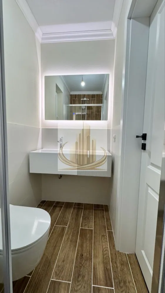 Duplex Mosnita Noua 5 camere, 3 bai, finisaje premium - Grand Mobilis Imobiliare va propune spre vânzare o proprietate care nu impresionează doar prin suprafață, ci prin calitatea execuției, atenția la detalii și confortul real oferit zi de zi. Ideală pentru o familie care caută liniște, spațiu și acces rapid către oraș. 📌 Construcție verificabilă – documentație completă + fotografii din toate etapele execuției 📌 Posibilitate verificare independentă de către expert tehnic ⸻ 📐 DATE ESENȚIALE * Regim: P+1E + pod (cu scară acces) * Suprafață construită: 150 mp * Suprafață utilă: 107 mp * Terasă acoperită ⸻ 🏠 COMPARTIMENTARE OPTIMĂ Parter – funcțional și aerisit: * Living luminos, ideal pentru relaxare * Bucătărie (se poate închide) * Dormitor / birou * Baie cu duș * Cameră tehnică + spații de depozitare inteligente * Acces către terasă Etaj – zona de odihnă: * 3 dormitoare + 1 dormitor matrimonial cu baie proprie * Baie principală cu cadă * Hol generos + acces pod ✔️ 4 dormitoare | 3 băi | spații bine delimitate ⸻ ⚙️ CONFORT & TEHNOLOGIE PREMIUM * Încălzire în pardoseală TECE + control individual în fiecare cameră * Centrală în condensare Ariston Clas One * Aer condiționat Daikin * Sistem supraveghere audio-video * Instalații electrice premium (Gewiss + Schneider) * Pregătire panouri fotovoltaice * Priză trifazică pentru mașină electrică ⸻ 🛁 FINISAJE DE TOP * Obiecte sanitare Villeroy & Boch * Baterii Grohe * Scară din lemn masiv cu iluminare ambientală * Tâmplărie TROCAL Germania – tripan, 7 camere * Travertin exterior + pavaj Semmelrock * Tencuială decorativă Ceresit ⸻ 🌿 EXTERIOR & UTILITĂȚI * Curte amenajată + spațiu verde * Parcare: 1 loc în curte + 3 în față * Toate utilitățile disponibile (gaz, canal, apă, curent trifazic, internet) ⸻ 📍 LOCAȚIE – ECHILIBRUL PERFECT * Zonă liniștită și aerisită * Acces rapid către oraș (Calea Medveș + artere principale) * Transport în comun în apropiere * Restaurante, cafenele, magazine (inclusiv non-stop la 2 min) * Centre comerciale, școli și grădinițe în proximitate ⸻ 💡 DE CE MERITĂ VĂZUTĂ ✔️ Construcție solidă, gândită pentru termen lung ✔️ Eficiență energetică ridicată ✔️ Compartimentare practică pentru familie ✔️ Zonă în plină dezvoltare, cu potențial de creștere ⸻ 📞 Pentru detalii și programarea unei vizionări, contactează Grand Mobilis Imobiliare. ID intern CP3040536 }}