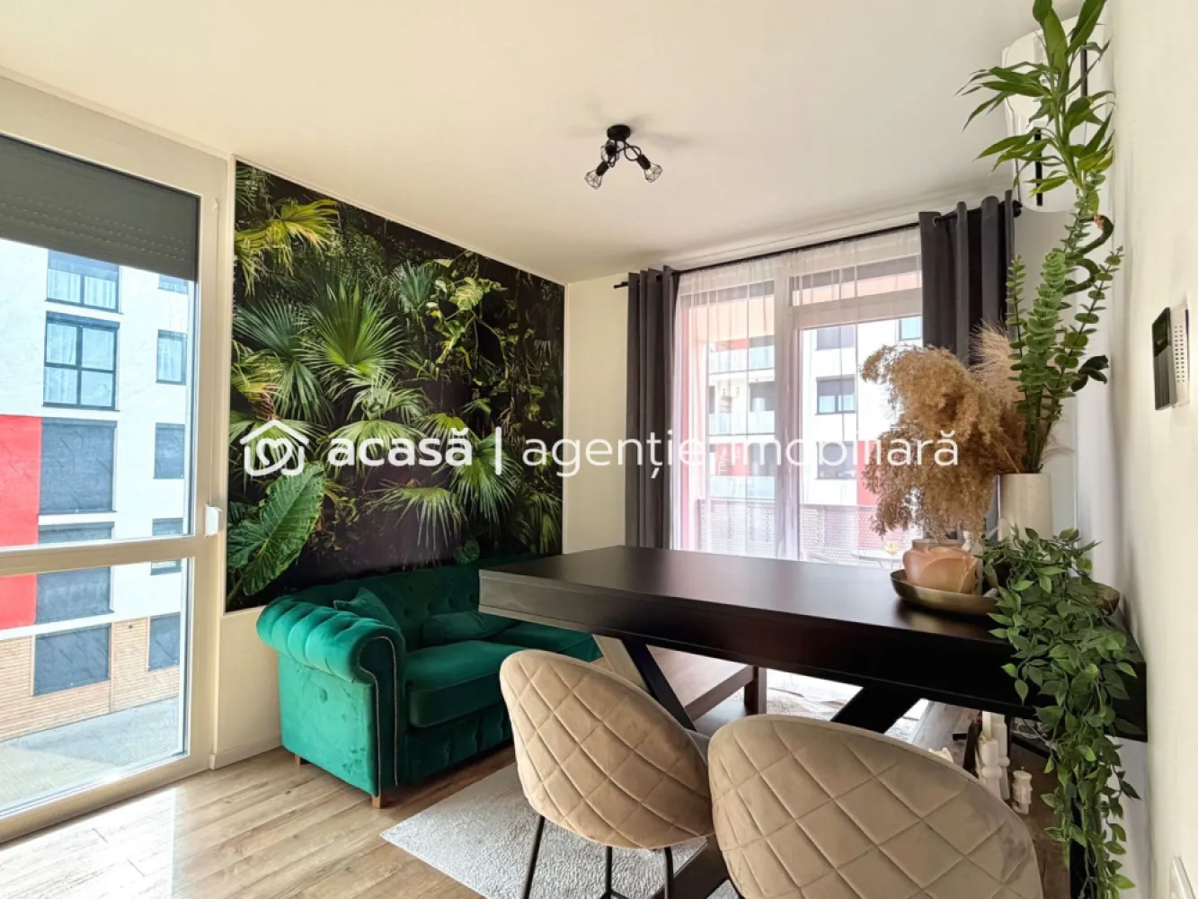 Apartament cu 2 camere la cheie cu loc de parcare in ARED langa AFI - Comision 0% Se oferă spre închiriere apartament cu 2 camere, situat în complexul ARED City, în cel mai frumos cartier rezidential din ARAD, chiar lângă AFI. Locuința este compusă din living cu bucătărie open space, dormitor, baie, hol și balcon, cu acces direct din zona de zi. Apartamentul este complet mobilat și utilat, amenajat modern, „la cheie”, gata pentru mutare imediată. Beneficiază de încălzire în pardoseală și centrală proprie, oferind un confort ridicat pe tot parcursul anului. Este situat la etajul 2, într-un imobil dotat cu lift. În plus, dispune de loc de parcare inclus. 📞 Pentru detalii și programarea unei vizionări: Blaga Flavius – 0754467525 Consultant imobiliar acreditat APAIR (Asociația Profesională a Agenților Imobiliari din România) Birou: ACASĂ | Agenție imobiliară Arad Adresă: Bulevardul Decebal 2, Arad 310133 }}