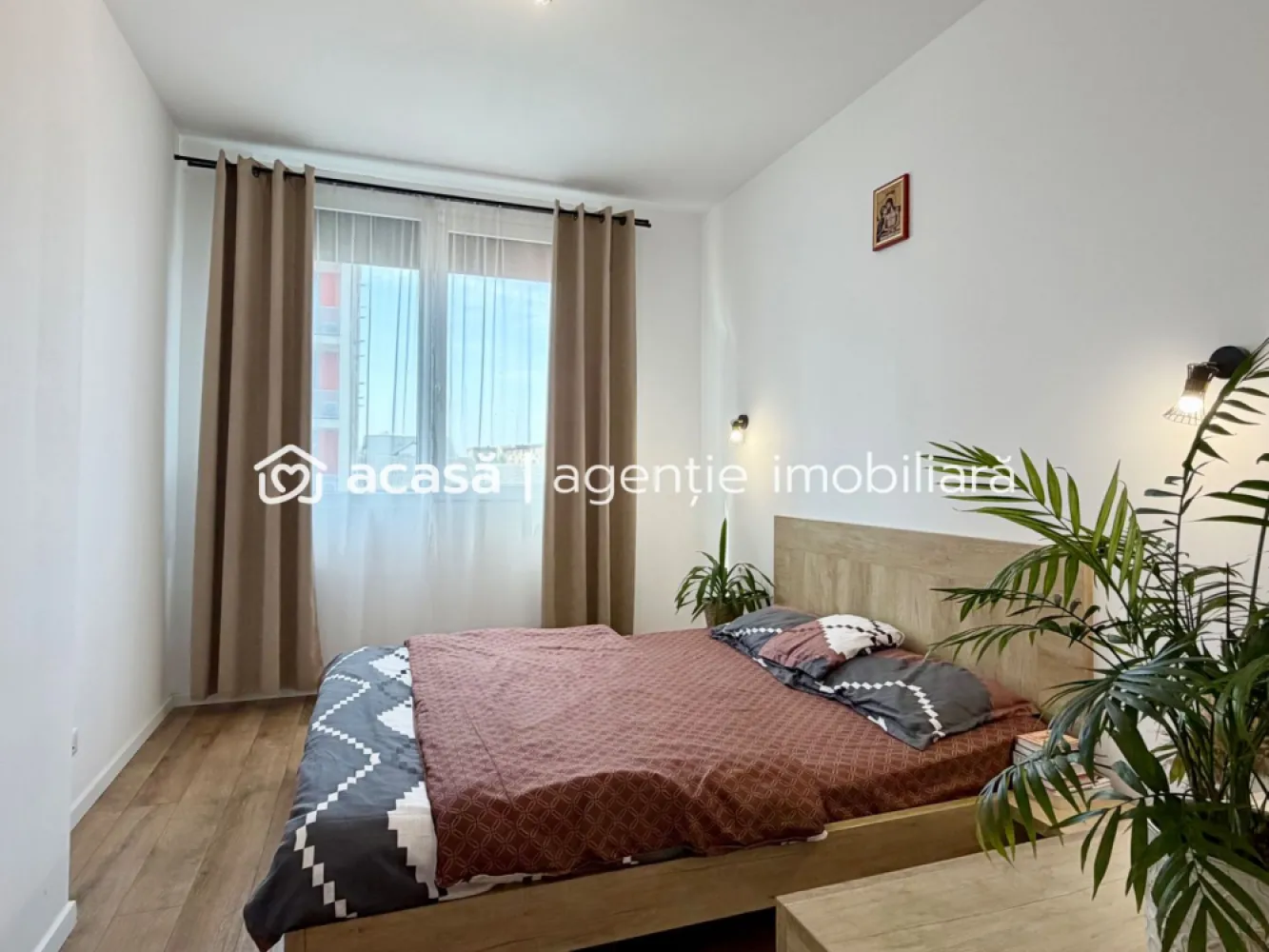 Apartament cu 2 camere la cheie cu loc de parcare in ARED langa AFI - Comision 0% Se oferă spre închiriere apartament cu 2 camere, situat în complexul ARED City, în cel mai frumos cartier rezidential din ARAD, chiar lângă AFI. Locuința este compusă din living cu bucătărie open space, dormitor, baie, hol și balcon, cu acces direct din zona de zi. Apartamentul este complet mobilat și utilat, amenajat modern, „la cheie”, gata pentru mutare imediată. Beneficiază de încălzire în pardoseală și centrală proprie, oferind un confort ridicat pe tot parcursul anului. Este situat la etajul 2, într-un imobil dotat cu lift. În plus, dispune de loc de parcare inclus. 📞 Pentru detalii și programarea unei vizionări: Blaga Flavius – 0754467525 Consultant imobiliar acreditat APAIR (Asociația Profesională a Agenților Imobiliari din România) Birou: ACASĂ | Agenție imobiliară Arad Adresă: Bulevardul Decebal 2, Arad 310133 }}