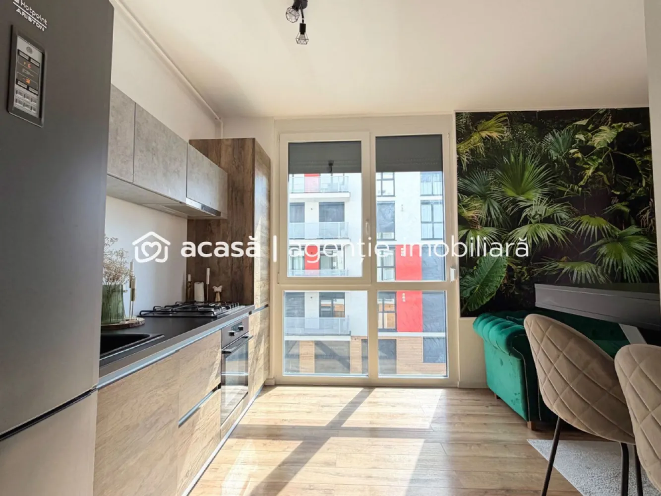 Apartament cu 2 camere la cheie cu loc de parcare in ARED langa AFI - Comision 0% Se oferă spre închiriere apartament cu 2 camere, situat în complexul ARED City, în cel mai frumos cartier rezidential din ARAD, chiar lângă AFI. Locuința este compusă din living cu bucătărie open space, dormitor, baie, hol și balcon, cu acces direct din zona de zi. Apartamentul este complet mobilat și utilat, amenajat modern, „la cheie”, gata pentru mutare imediată. Beneficiază de încălzire în pardoseală și centrală proprie, oferind un confort ridicat pe tot parcursul anului. Este situat la etajul 2, într-un imobil dotat cu lift. În plus, dispune de loc de parcare inclus. 📞 Pentru detalii și programarea unei vizionări: Blaga Flavius – 0754467525 Consultant imobiliar acreditat APAIR (Asociația Profesională a Agenților Imobiliari din România) Birou: ACASĂ | Agenție imobiliară Arad Adresă: Bulevardul Decebal 2, Arad 310133 }}