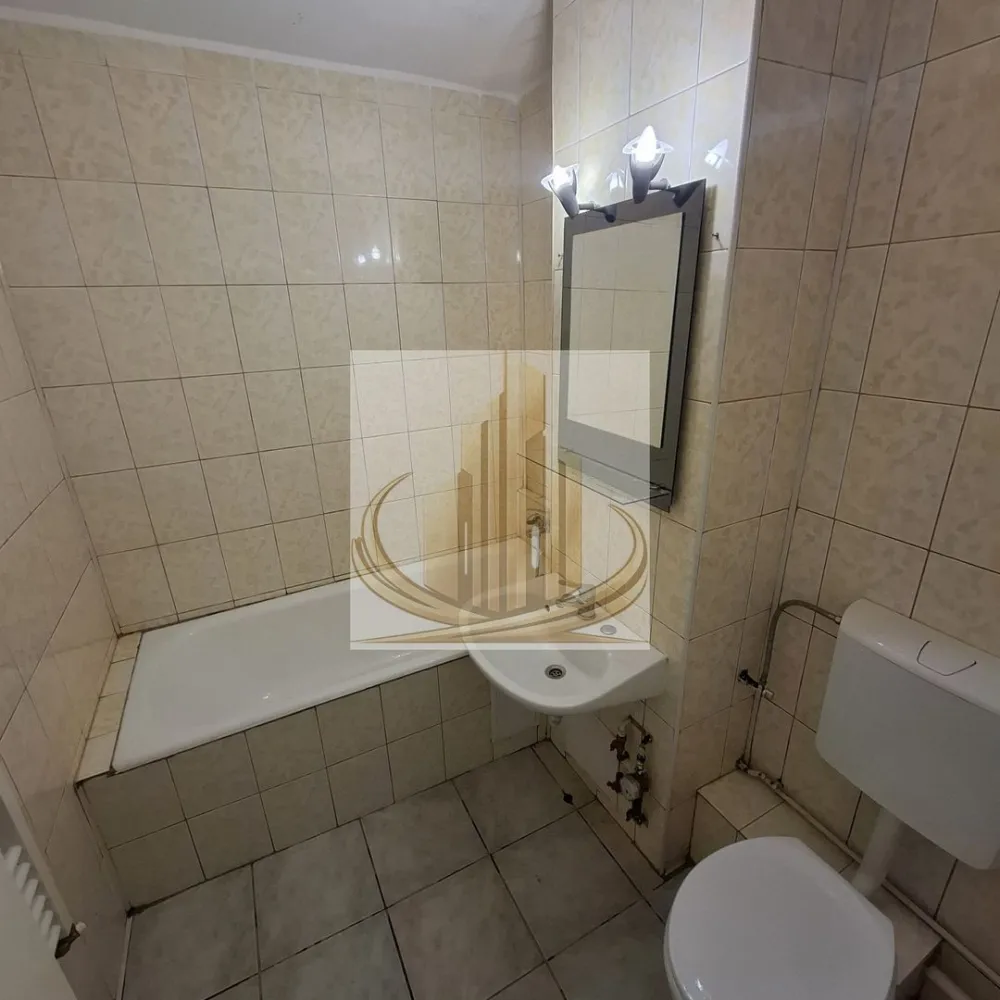 Apartament modern Lipovei, 3 camere - Grand Mobilis Imobiliare vă propune spre închiriere: Apartament cu 3 camere – zona Lipovei Vă oferim spre închiriere un apartament spațios cu 3 camere, situat în zona Lipovei, o zonă foarte apreciată pentru accesibilitate și facilități. Imobilul dispune de aer condiționat și centrală proprie pe gaz, asigurând confort pe tot parcursul anului. Este ideal pentru familii sau pentru persoane care își doresc un spațiu generos, bine poziționat. Beneficii: * Zonă excelentă, liniștită și bine dezvoltată * Acces rapid la magazine precum Profi și Mega Image * Aproape de mijloace de transport în comun * Iulius Town la doar 10 minute Se acceptă animale de companie 🐾 Chirie: 370 euro/lună – preț foarte competitiv pentru această zonă. Pentru mai multe informații sau programarea unei vizionări, echipa Grand Mobilis Imobiliare vă stă la dispoziție! ID intern CP3040657 }}