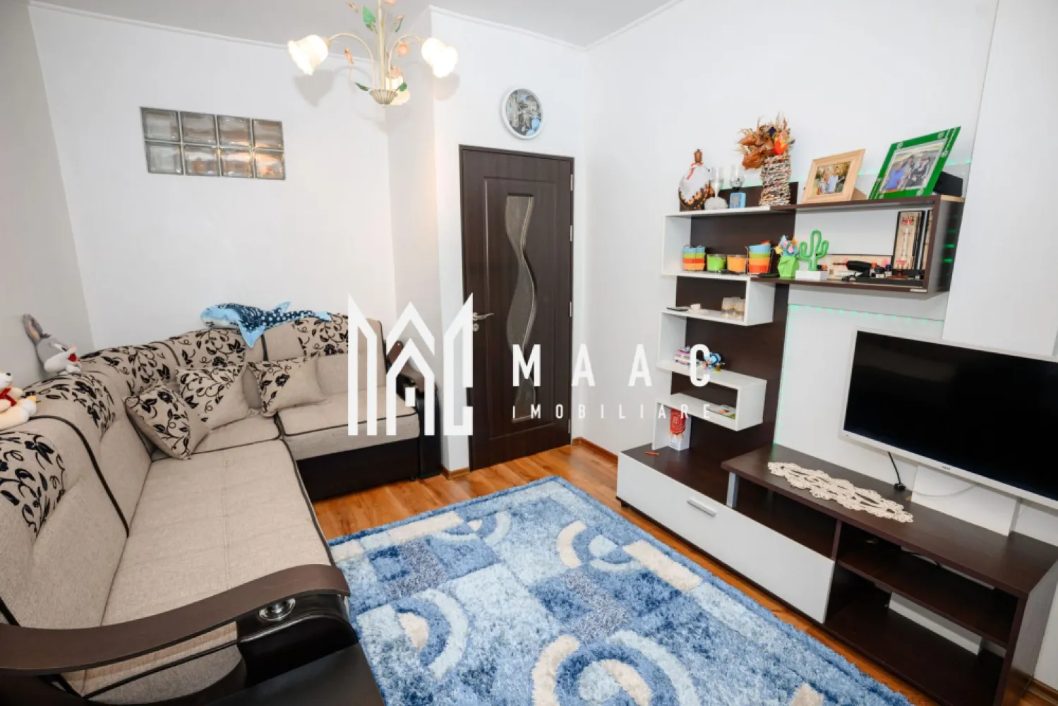 APARTAMENT 2 CAMERE| MATEI BASARAB| MOBILAT SI UTILAT - Apartament 2 camere de vânzare – Str. Matei Basarab MAAC Imobiliare vă propune spre vânzare un apartament cu 2 camere, situat la mansardă, pe strada Matei Basarab, într-un imobil cu pod și acoperiș, la etajul 5. Locuința este bine compartimentată și oferă un spațiu eficient organizat: Living: 12,78 mp Dormitor: 14,15 mp Baie: 5,42 mp Bucătărie: 3,32 mp Hol: 2,52 mp Balcon: 2,32 mp Suprafața utilă este de 38,19 mp, iar suprafața totală de 40,51 mp. Apartamentul se vinde complet mobilat și utilat, fiind pregătit pentru mutare imediată – ideal atât pentru locuință personală, cât și pentru investiție. În plus, beneficiază de centrală proprie și aer condiționat nou, oferind confort sporit pe tot parcursul anului. Preț: 51.900 euro Pentru mai multe detalii sau programarea unei vizionări, nu ezitați să ne contactați! }}