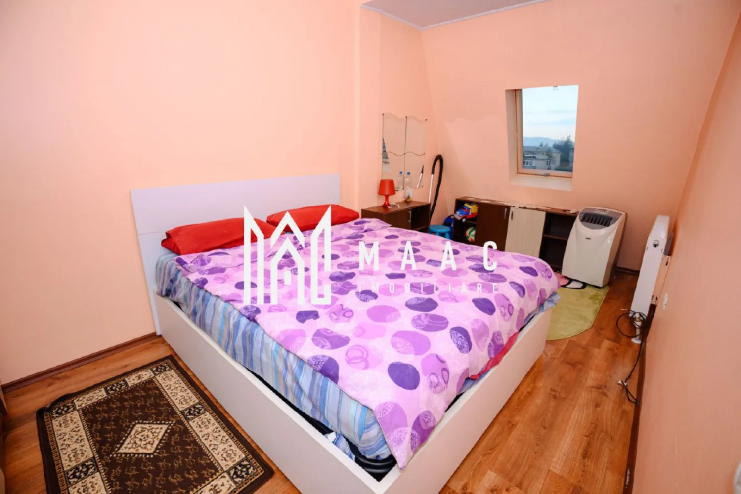 APARTAMENT 2 CAMERE| MATEI BASARAB| MOBILAT SI UTILAT - Apartament 2 camere de vânzare – Str. Matei Basarab MAAC Imobiliare vă propune spre vânzare un apartament cu 2 camere, situat la mansardă, pe strada Matei Basarab, într-un imobil cu pod și acoperiș, la etajul 5. Locuința este bine compartimentată și oferă un spațiu eficient organizat: Living: 12,78 mp Dormitor: 14,15 mp Baie: 5,42 mp Bucătărie: 3,32 mp Hol: 2,52 mp Balcon: 2,32 mp Suprafața utilă este de 38,19 mp, iar suprafața totală de 40,51 mp. Apartamentul se vinde complet mobilat și utilat, fiind pregătit pentru mutare imediată – ideal atât pentru locuință personală, cât și pentru investiție. În plus, beneficiază de centrală proprie și aer condiționat nou, oferind confort sporit pe tot parcursul anului. Preț: 51.900 euro Pentru mai multe detalii sau programarea unei vizionări, nu ezitați să ne contactați! }}