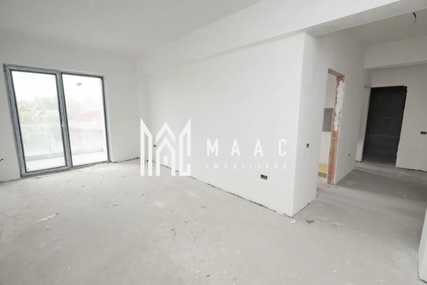 APARTAMENT 2 CAMERE| BLOC NOU-STRADA OSTROVENI| GARAJ - Apartament modern de vânzare – Bloc nou, zona Ostroveni MAAC Imobiliare vă propune spre vânzare un apartament situat într-un bloc nou din zona Ostroveni, într-o zonă liniștită, aflată în continuă dezvoltare. Locuința este compartimentată eficient și cuprinde: Living luminos Bucătărie Baie Hol Balcon închis cu sticlă, cu vedere către stradă Apartamentul beneficiază de orientare sud-estică, oferind lumină naturală pe tot parcursul zilei. Se predă „la cheie”, cu finisaje și dotări moderne incluse: Gresie și parchet Centrală proprie Încălzire în pardoseală Uși interioare Prize și întrerupătoare montate Baie complet utilată Un avantaj important îl reprezintă garajul situat la demisolul blocului, inclus în proprietate. Ideal pentru locuit sau investiție, acest apartament îmbină confortul modern cu o amplasare într-o zonă în plină dezvoltare. Pentru mai multe detalii și programarea unei vizionări, vă stăm la dispoziție! }}