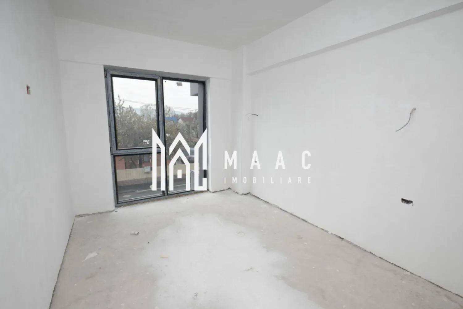 APARTAMENT 2 CAMERE| BLOC NOU-STRADA OSTROVENI| GARAJ - Apartament modern de vânzare – Bloc nou, zona Ostroveni MAAC Imobiliare vă propune spre vânzare un apartament situat într-un bloc nou din zona Ostroveni, într-o zonă liniștită, aflată în continuă dezvoltare. Locuința este compartimentată eficient și cuprinde: Living luminos Bucătărie Baie Hol Balcon închis cu sticlă, cu vedere către stradă Apartamentul beneficiază de orientare sud-estică, oferind lumină naturală pe tot parcursul zilei. Se predă „la cheie”, cu finisaje și dotări moderne incluse: Gresie și parchet Centrală proprie Încălzire în pardoseală Uși interioare Prize și întrerupătoare montate Baie complet utilată Un avantaj important îl reprezintă garajul situat la demisolul blocului, inclus în proprietate. Ideal pentru locuit sau investiție, acest apartament îmbină confortul modern cu o amplasare într-o zonă în plină dezvoltare. Pentru mai multe detalii și programarea unei vizionări, vă stăm la dispoziție! }}