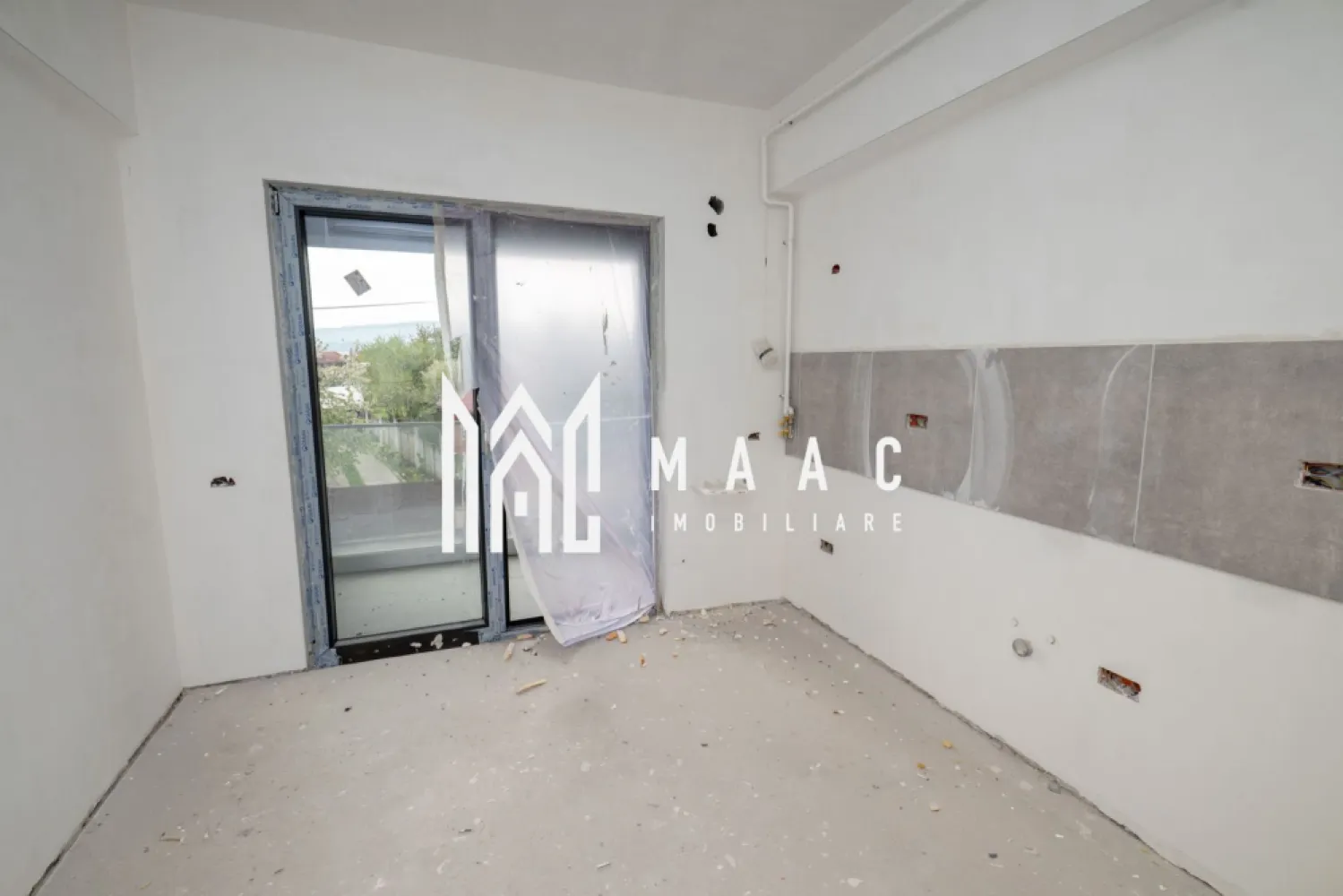 APARTAMENT 2 CAMERE| BLOC NOU-STRADA OSTROVENI| GARAJ - Apartament modern de vânzare – Bloc nou, zona Ostroveni MAAC Imobiliare vă propune spre vânzare un apartament situat într-un bloc nou din zona Ostroveni, într-o zonă liniștită, aflată în continuă dezvoltare. Locuința este compartimentată eficient și cuprinde: Living luminos Bucătărie Baie Hol Balcon închis cu sticlă, cu vedere către stradă Apartamentul beneficiază de orientare sud-estică, oferind lumină naturală pe tot parcursul zilei. Se predă „la cheie”, cu finisaje și dotări moderne incluse: Gresie și parchet Centrală proprie Încălzire în pardoseală Uși interioare Prize și întrerupătoare montate Baie complet utilată Un avantaj important îl reprezintă garajul situat la demisolul blocului, inclus în proprietate. Ideal pentru locuit sau investiție, acest apartament îmbină confortul modern cu o amplasare într-o zonă în plină dezvoltare. Pentru mai multe detalii și programarea unei vizionări, vă stăm la dispoziție! }}