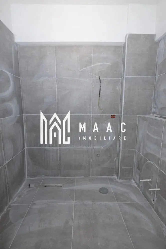 APARTAMENT 2 CAMERE| BLOC NOU-STRADA OSTROVENI| GARAJ - Apartament modern de vânzare – Bloc nou, zona Ostroveni MAAC Imobiliare vă propune spre vânzare un apartament situat într-un bloc nou din zona Ostroveni, într-o zonă liniștită, aflată în continuă dezvoltare. Locuința este compartimentată eficient și cuprinde: Living luminos Bucătărie Baie Hol Balcon închis cu sticlă, cu vedere către stradă Apartamentul beneficiază de orientare sud-estică, oferind lumină naturală pe tot parcursul zilei. Se predă „la cheie”, cu finisaje și dotări moderne incluse: Gresie și parchet Centrală proprie Încălzire în pardoseală Uși interioare Prize și întrerupătoare montate Baie complet utilată Un avantaj important îl reprezintă garajul situat la demisolul blocului, inclus în proprietate. Ideal pentru locuit sau investiție, acest apartament îmbină confortul modern cu o amplasare într-o zonă în plină dezvoltare. Pentru mai multe detalii și programarea unei vizionări, vă stăm la dispoziție! }}