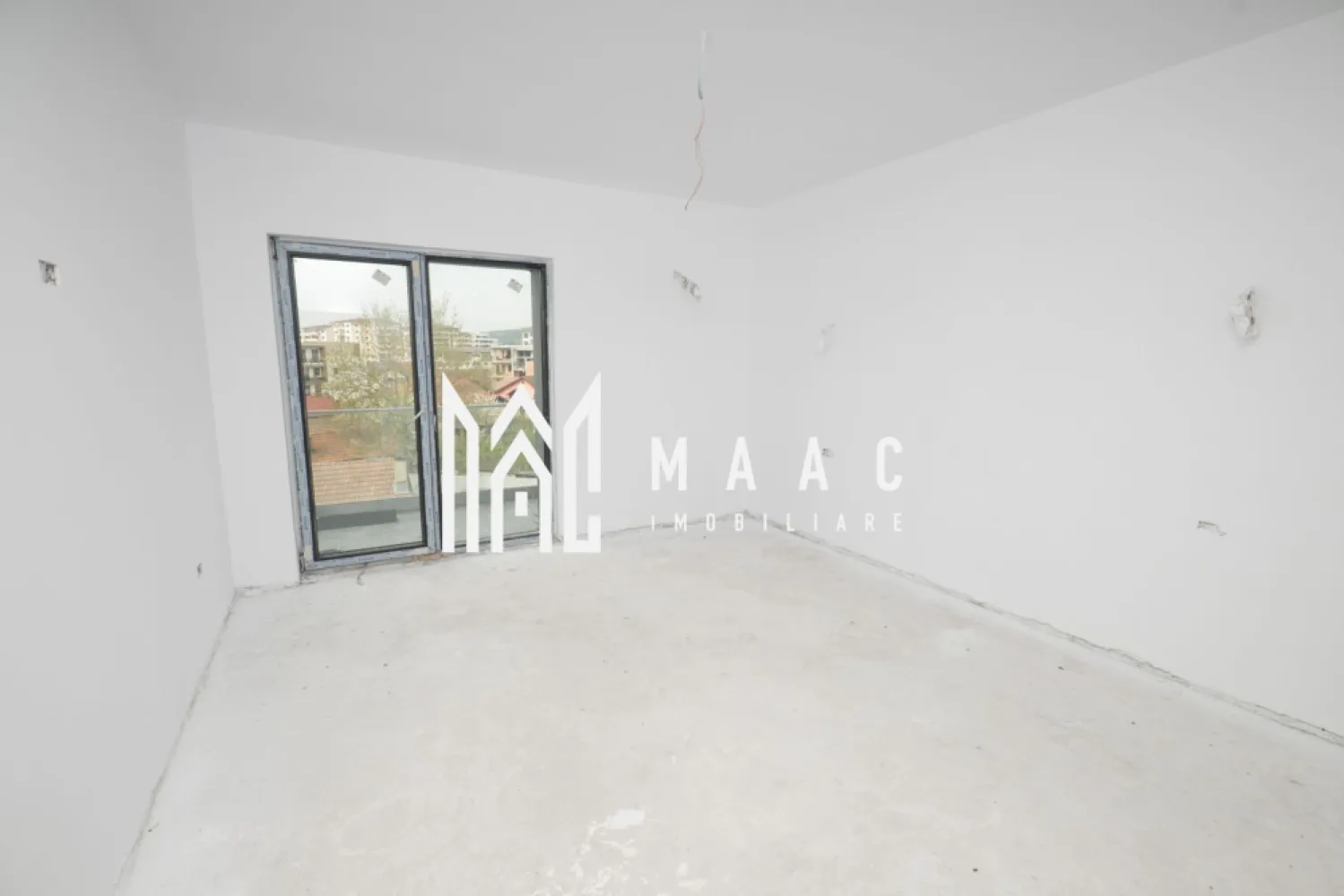 GARSONIERA| BLOC NOU| ETAJ 3 CU LIFT| GARAJ INCLUS - Garsonieră modernă de vânzare – Bloc nou, etaj 3, Agrement Ostroveni MAAC Imobiliare vă propune spre vânzare o garsonieră situată într-un bloc nou, pe strada Ostroveni, in vecinatatea bulevardului Dem Radulescu la etajul 3 al unui imobil dotat cu lift, amplasat într-o zonă liniștită și în continuă dezvoltare. Locuința este bine compartimentată și oferă: Living spațios Bucătărie închisă Hol generos Baie Terasă Garsoniera se predă „la cheie”, cu finisaje moderne și dotări incluse: Gresie și parchet Centrală proprie Încălzire în pardoseală Uși interioare Prize și întrerupătoare montate Baie complet utilată În plus, proprietatea dispune de un garaj situat la demisolul blocului, inclus în preț. Ideală atât pentru locuit, cât și pentru investiție, această garsonieră oferă confort și acces facil către punctele de interes din zonă. Pentru mai multe informații și programarea unei vizionări, vă stăm la dispoziție! }}
