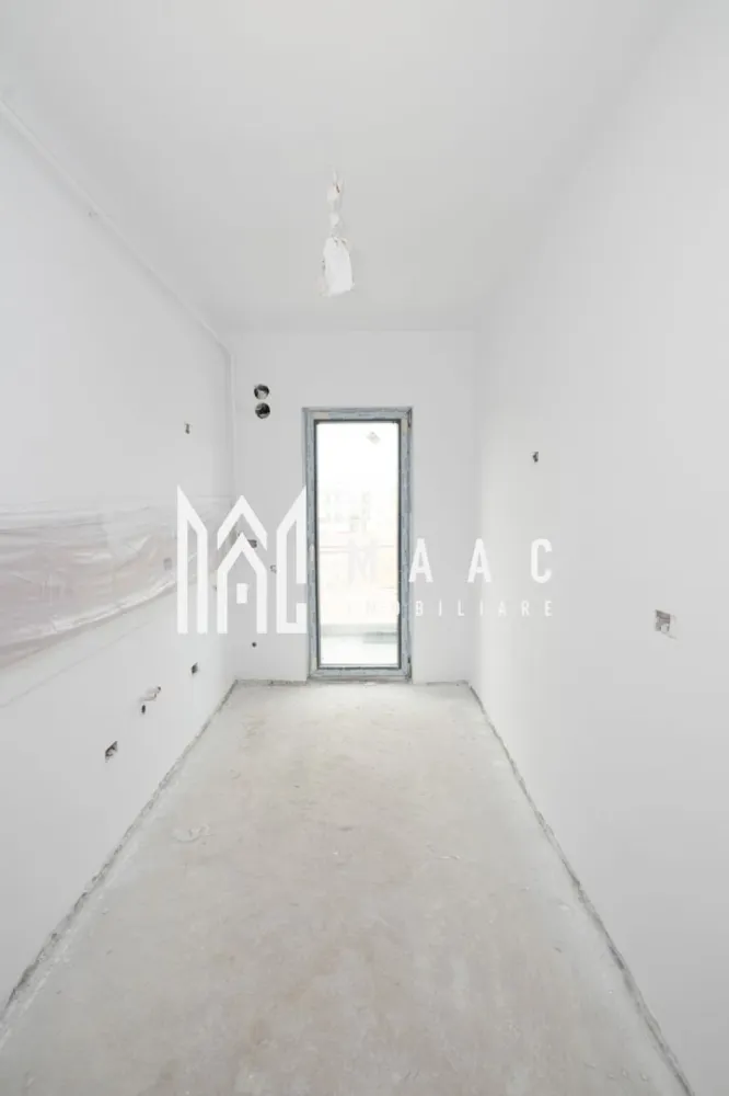 GARSONIERA| BLOC NOU| ETAJ 3 CU LIFT| GARAJ INCLUS - Garsonieră modernă de vânzare – Bloc nou, etaj 3, Agrement Ostroveni MAAC Imobiliare vă propune spre vânzare o garsonieră situată într-un bloc nou, pe strada Ostroveni, in vecinatatea bulevardului Dem Radulescu la etajul 3 al unui imobil dotat cu lift, amplasat într-o zonă liniștită și în continuă dezvoltare. Locuința este bine compartimentată și oferă: Living spațios Bucătărie închisă Hol generos Baie Terasă Garsoniera se predă „la cheie”, cu finisaje moderne și dotări incluse: Gresie și parchet Centrală proprie Încălzire în pardoseală Uși interioare Prize și întrerupătoare montate Baie complet utilată În plus, proprietatea dispune de un garaj situat la demisolul blocului, inclus în preț. Ideală atât pentru locuit, cât și pentru investiție, această garsonieră oferă confort și acces facil către punctele de interes din zonă. Pentru mai multe informații și programarea unei vizionări, vă stăm la dispoziție! }}