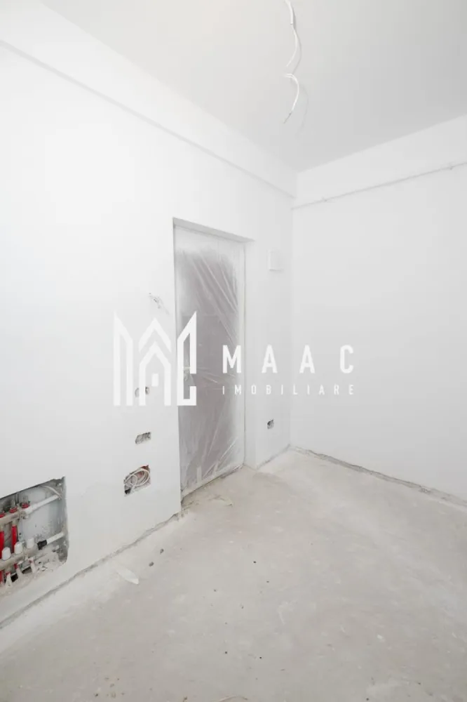 GARSONIERA| BLOC NOU| ETAJ 3 CU LIFT| GARAJ INCLUS - Garsonieră modernă de vânzare – Bloc nou, etaj 3, Agrement Ostroveni MAAC Imobiliare vă propune spre vânzare o garsonieră situată într-un bloc nou, pe strada Ostroveni, in vecinatatea bulevardului Dem Radulescu la etajul 3 al unui imobil dotat cu lift, amplasat într-o zonă liniștită și în continuă dezvoltare. Locuința este bine compartimentată și oferă: Living spațios Bucătărie închisă Hol generos Baie Terasă Garsoniera se predă „la cheie”, cu finisaje moderne și dotări incluse: Gresie și parchet Centrală proprie Încălzire în pardoseală Uși interioare Prize și întrerupătoare montate Baie complet utilată În plus, proprietatea dispune de un garaj situat la demisolul blocului, inclus în preț. Ideală atât pentru locuit, cât și pentru investiție, această garsonieră oferă confort și acces facil către punctele de interes din zonă. Pentru mai multe informații și programarea unei vizionări, vă stăm la dispoziție! }}