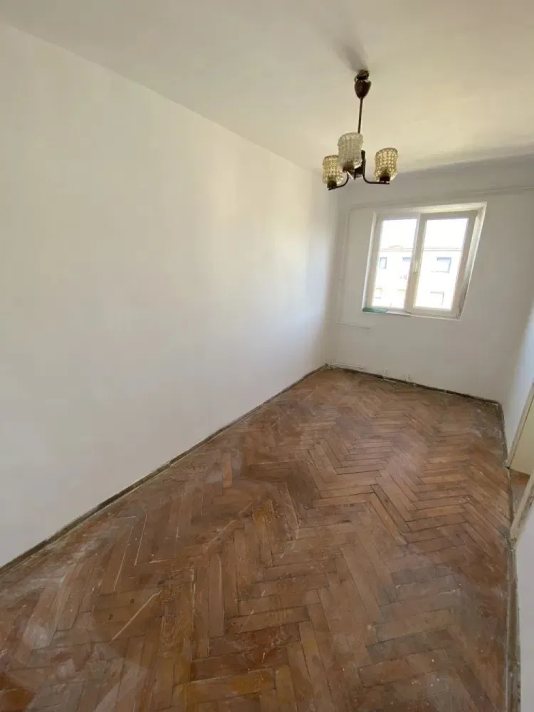 Ag EUROPA vinde ap 2 cam 33mp la etajul 4 in Solidaritatii. - Agenția EUROPA vinde apartament 2 camere in zona Solidaritatii cu suprafata utila de 33mp la etajul 4 cu usa metalica de siguranta, geamuri termopane, fara centrala termica la scara cu interfon. }}