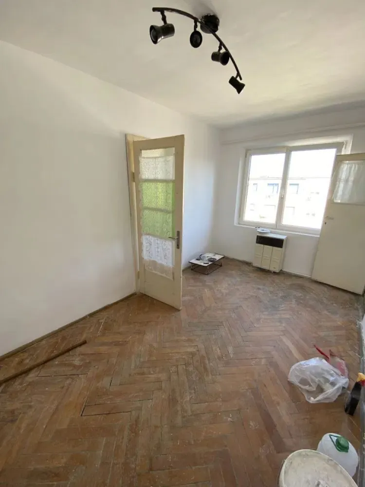 Ag EUROPA vinde ap 2 cam 33mp la etajul 4 in Solidaritatii. - Agenția EUROPA vinde apartament 2 camere in zona Solidaritatii cu suprafata utila de 33mp la etajul 4 cu usa metalica de siguranta, geamuri termopane, fara centrala termica la scara cu interfon. }}