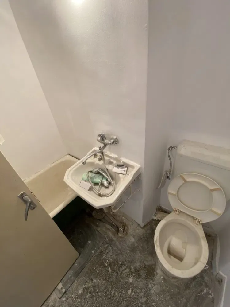 Ag EUROPA vinde ap 2 cam 33mp la etajul 4 in Solidaritatii. - Agenția EUROPA vinde apartament 2 camere in zona Solidaritatii cu suprafata utila de 33mp la etajul 4 cu usa metalica de siguranta, geamuri termopane, fara centrala termica la scara cu interfon. }}