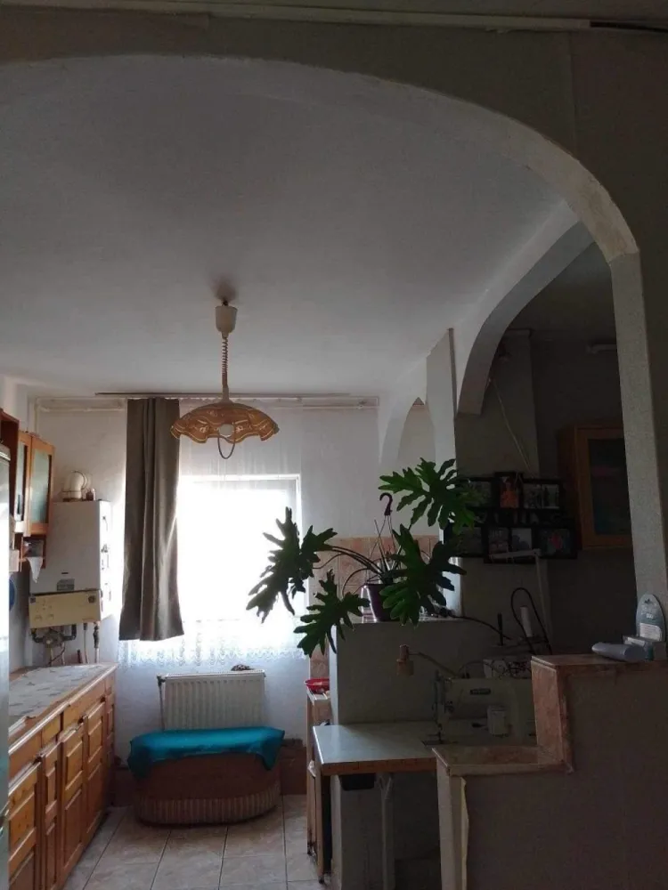 BRASADAS vinde ap 2 cam etaj 4/4 in Micro 17 Satu Mare. - Agentia Imobiliara BRASADAS vinde apartament cu doua camere la etajul 4/4 in Micro 17 cu suprafata utila de 52 mp. Beci, 2 balcoane, unul este închis cu termopan, toate geamurile termopan, centrală nouă. Apartamentul este aproape de piață. Se accepta schimb cu casă la țară in județul Satu Mare. }}
