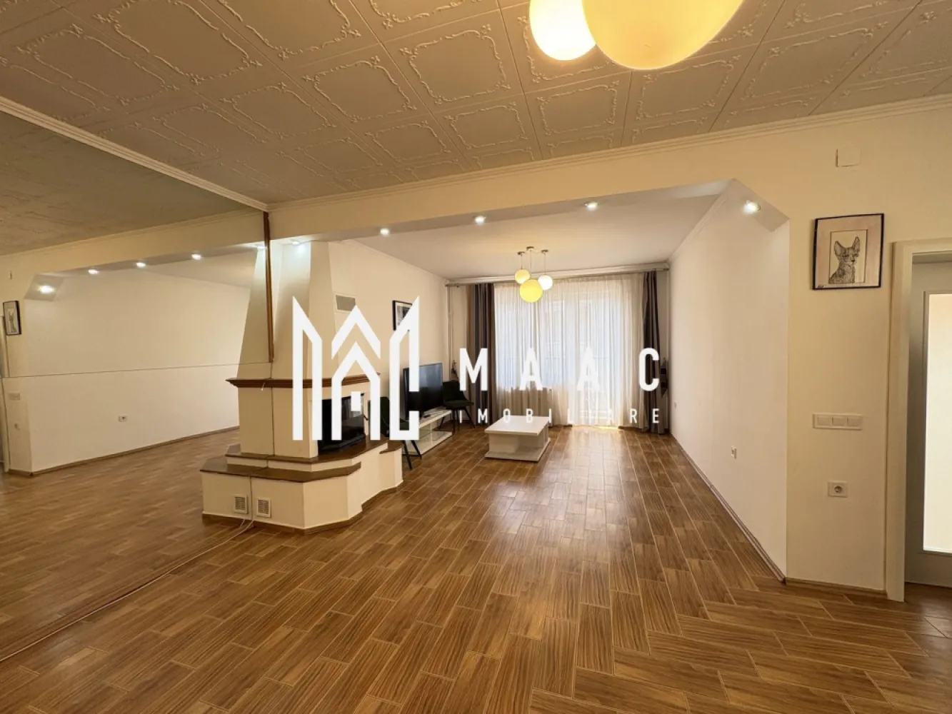 Duplex modern I 4 Camere I Curte proprie I Garaj I Strada Putnei - MAAC Imobilaire va propune spre închiriere un duplex spațios și primitor, situat pe Strada Putnei, Sibiu, ideal pentru o familie sau pentru cei care își doresc confort și intimitate. Locuința este compartimentată eficient și dispune de 2 dormitoare luminoase, living generos cu șemineu, perfect pentru seri relaxante, birou, 2 băi, precum și bucătărie complet utilată. Proprietatea beneficiază de 2 balcoane, terasă spațioasă, curte proprie, garaj și poartă de acces cu telecomandă, oferind siguranță și confort sporit. Zona este liniștită și accesibilă, aproape de punctele de interes din Sibiu. Pentru mai multe detalii sau programarea unei vizionări precizați ca ați văzut anunțul cu ID CP3040749