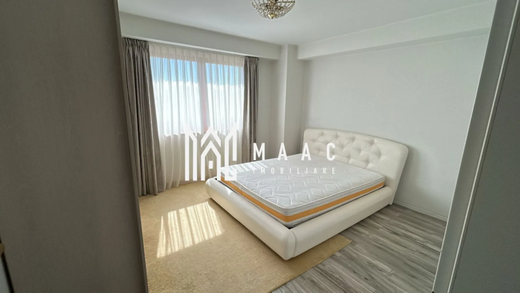 Apartament 3 Camere I 90 mp I 2 bai I Garaj Subteran - MAAC Imobiliare vă propune spre închiriere un apartament spațios și elegant cu 3 camere, ideal pentru cei care își doresc confort, funcționalitate și un stil de viață modern. Locuința este compartimentată inteligent și dispune de 2 băi, perfecte pentru confortul întregii familii, precum și de 2 balcoane generoase, ideale pentru momente de relaxare. Apartamentul beneficiază de finisaje de calitate, lumină naturală din abundență și un ambient primitor, fiind situat într-un imobil dotat cu lift pentru acces facil. În plus, proprietatea include loc de parcare în garaj subteran, oferind siguranță și comoditate. O alegere excelentă pentru cei care caută un cămin modern, într-o locuință practică și bine organizată. Pt mai multe detalii precizați că ați văzut anunțul cu ID CP3038999