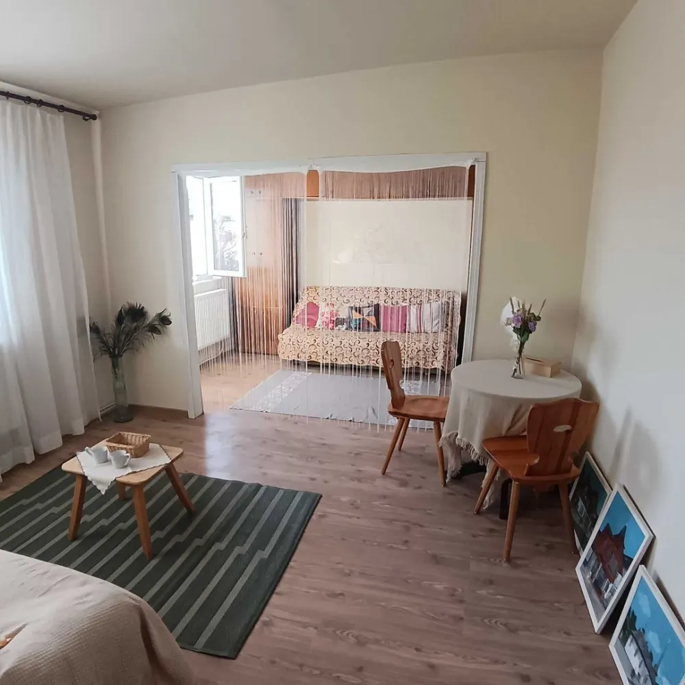 BRASADAS vinde ap 2 cam etaj 4/4 Dariu Pop. - Agentia Imobiliara BRASADAS vinde apartament cu 2 camere cu suprafata utila de 33 mp. la etajul 4/4 in Micro 14 pe Dariu Pop. Este complet renovat, uși noi, geamuri termopan, centrala termica, finisaje noi, mobilat, cu acoperișul reparat. Www.brasadas.com.