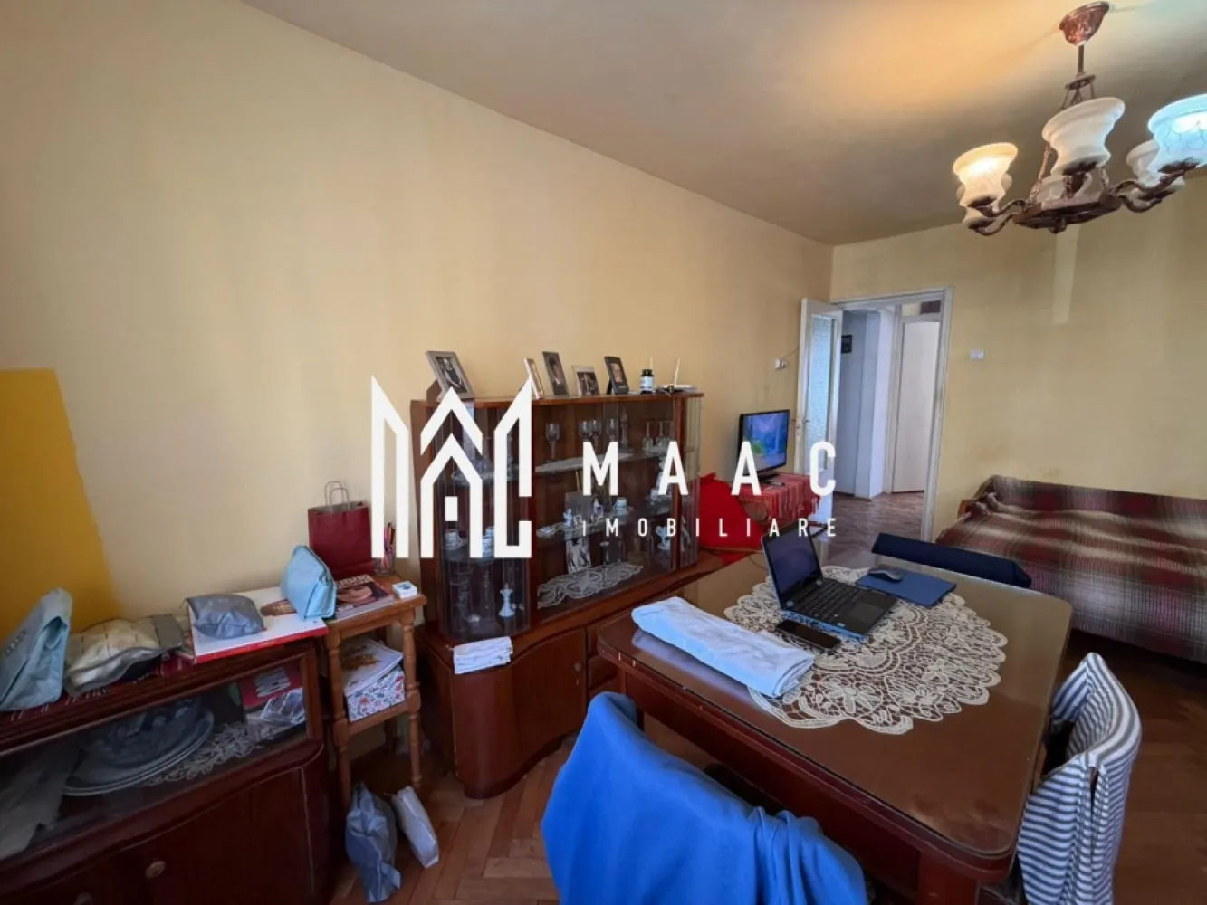 Apartament 2 camere | Zona Mihai Viteazu | 50 mp | Etajul 1 - MAAC Imobiliare vă propune spre vânzare un apartament decomandat, situat într-una dintre cele mai apreciate zone ale orașului Sibiu – Mihai Viteazu. Locuința este amplasată la etajul 1 și are o suprafață utilă de 50 mp, fiind compartimentată eficient pentru a oferi confort și funcționalitate. Apartamentul dispune de baie cu geam pentru aerisire naturală, debara și multiple spații de depozitare, ideale pentru organizarea optimă a locuinței. Un avantaj important îl reprezintă balconul de 5 mp, perfect pentru relaxare, precum și boxa la subsol, oferind spațiu suplimentar pentru depozitare. Zona Mihai Viteazu se remarcă prin accesibilitate și proximitatea față de numeroase facilități: centre comerciale, supermarketuri, instituții de învățământ, farmacii și mijloace de transport în comun, asigurând un stil de viață confortabil și practic. Acest apartament reprezintă o oportunitate excelentă atât pentru locuință proprie, cât și pentru investiție. Pentru mai multe detalii sau pentru programarea unei vizionări, nu ezitați să ne contactați. Echipa MAAC Imobiliare vă stă la dispoziție . Va rugam sa specificati CP3041028