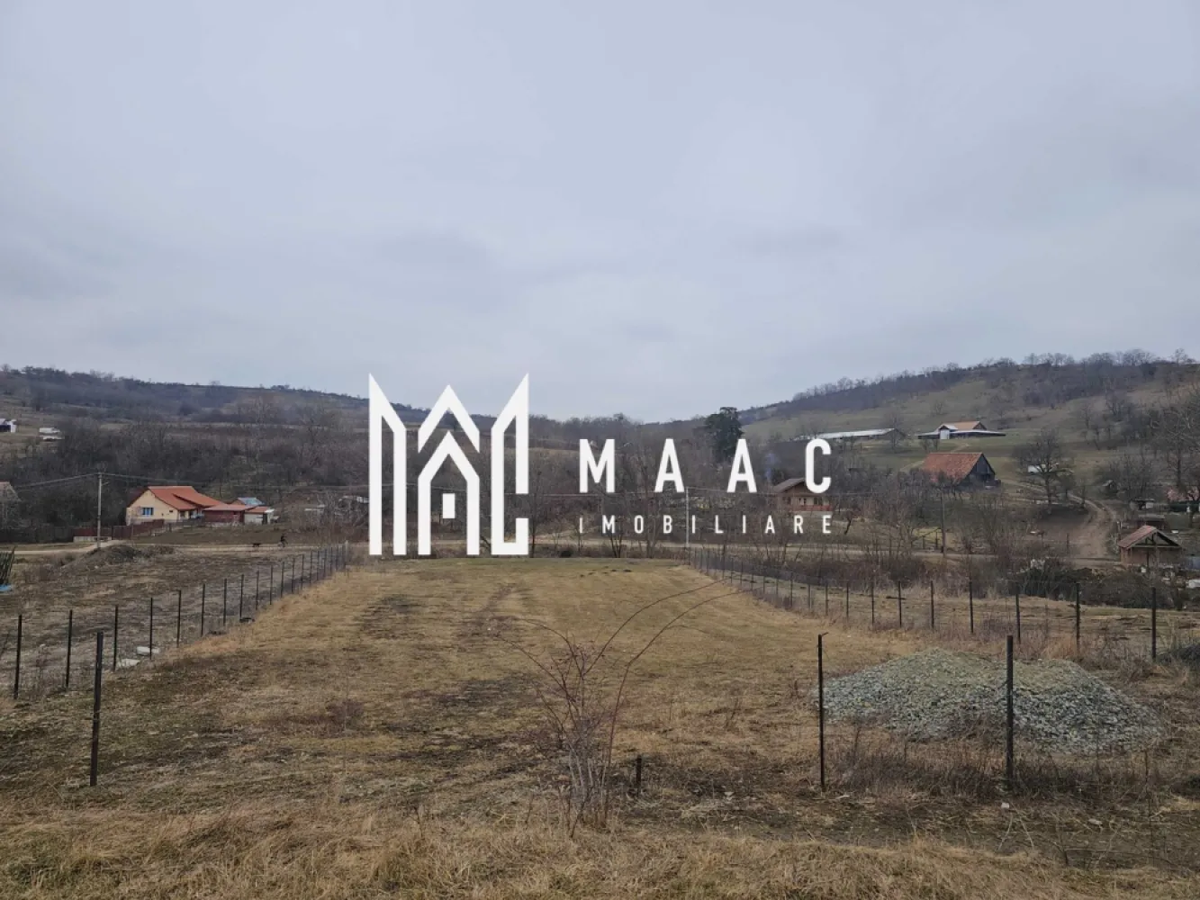 Teren de vânzare în Hamba | 1.740 mp | cu utilități și ieșire la râu - MAAC Imobiliare vă propune spre vânzare un teren situat în zona Hamba, ideal pentru construcția unei locuințe sau pentru investiție. Proprietatea este compusă din două parcele care însumează o suprafață totală de 1.740 mp, oferind un spațiu generos și flexibil pentru dezvoltare.

Terenul beneficiază deja de un plan de construcție, ceea ce reprezintă un avantaj important pentru viitorul proprietar. Utilitățile sunt parțial disponibile pe teren, existând apă și curent, iar gazul și canalizarea se află la o distanță de aproximativ 100 de metri, facilitând racordarea rapidă.

Cu o deschidere de 24 ml, terenul oferă acces facil și multiple posibilități de amenajare. Un alt atu este poziționarea sa, având ieșire către râu în partea opusă, ceea ce adaugă un plus de valoare și un cadru natural plăcut.

Zona Hamba este apreciată pentru liniște și aer curat, fiind totodată la o distanță convenabilă față de oraș, ceea ce o face potrivită atât pentru locuință permanentă, cât și pentru casă de vacanță.

Pentru mai multe detalii specificati ca ati vazut anuntul cu ID: CP3007059