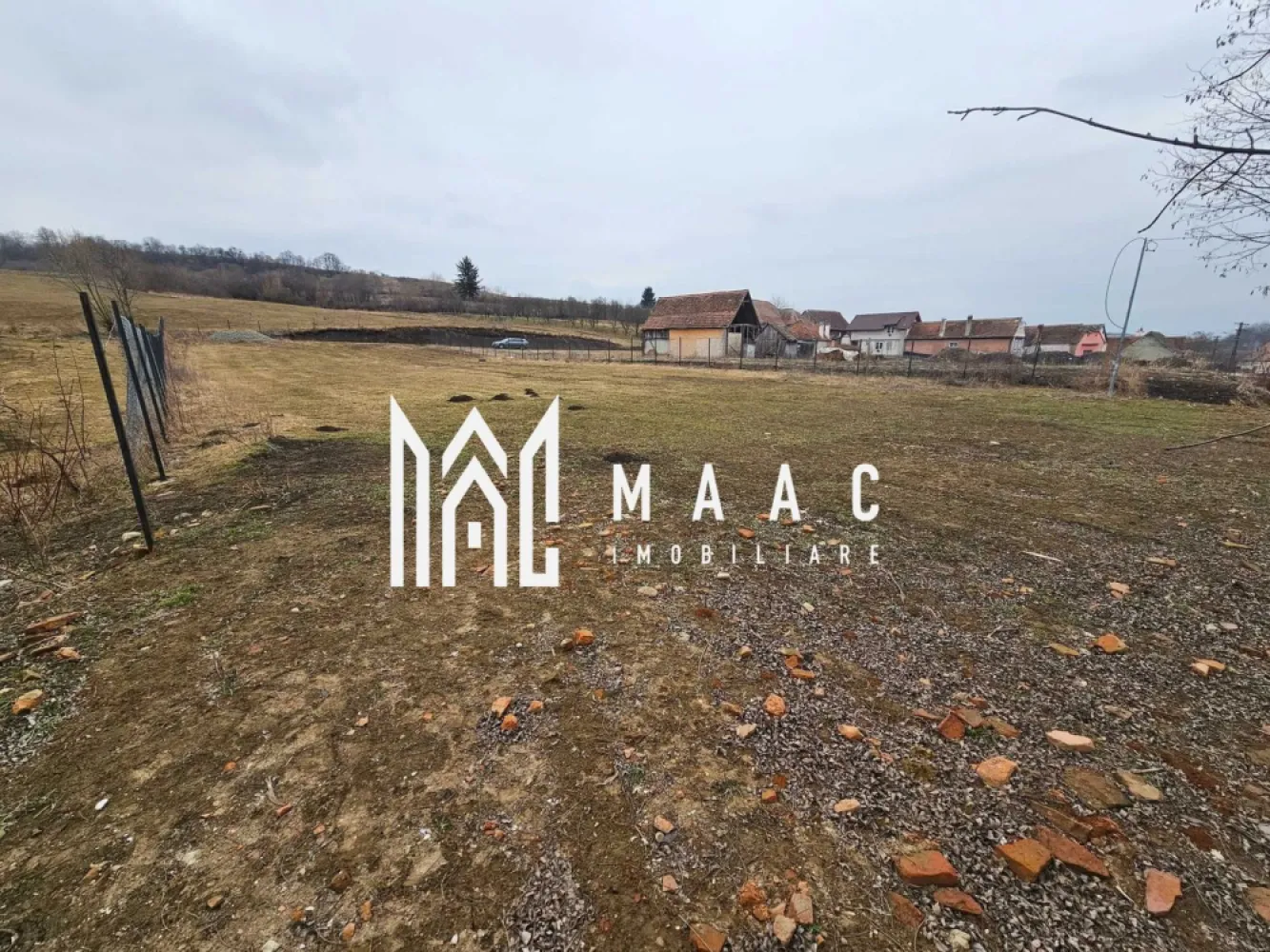 Teren de vânzare în Hamba | 1.740 mp | cu utilități și ieșire la râu - MAAC Imobiliare vă propune spre vânzare un teren situat în zona Hamba, ideal pentru construcția unei locuințe sau pentru investiție. Proprietatea este compusă din două parcele care însumează o suprafață totală de 1.740 mp, oferind un spațiu generos și flexibil pentru dezvoltare.

Terenul beneficiază deja de un plan de construcție, ceea ce reprezintă un avantaj important pentru viitorul proprietar. Utilitățile sunt parțial disponibile pe teren, existând apă și curent, iar gazul și canalizarea se află la o distanță de aproximativ 100 de metri, facilitând racordarea rapidă.

Cu o deschidere de 24 ml, terenul oferă acces facil și multiple posibilități de amenajare. Un alt atu este poziționarea sa, având ieșire către râu în partea opusă, ceea ce adaugă un plus de valoare și un cadru natural plăcut.

Zona Hamba este apreciată pentru liniște și aer curat, fiind totodată la o distanță convenabilă față de oraș, ceea ce o face potrivită atât pentru locuință permanentă, cât și pentru casă de vacanță.

Pentru mai multe detalii specificati ca ati vazut anuntul cu ID: CP3007059