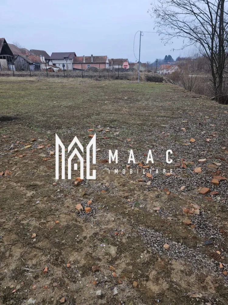 Teren de vânzare în Hamba | 1.740 mp | cu utilități și ieșire la râu - MAAC Imobiliare vă propune spre vânzare un teren situat în zona Hamba, ideal pentru construcția unei locuințe sau pentru investiție. Proprietatea este compusă din două parcele care însumează o suprafață totală de 1.740 mp, oferind un spațiu generos și flexibil pentru dezvoltare.

Terenul beneficiază deja de un plan de construcție, ceea ce reprezintă un avantaj important pentru viitorul proprietar. Utilitățile sunt parțial disponibile pe teren, existând apă și curent, iar gazul și canalizarea se află la o distanță de aproximativ 100 de metri, facilitând racordarea rapidă.

Cu o deschidere de 24 ml, terenul oferă acces facil și multiple posibilități de amenajare. Un alt atu este poziționarea sa, având ieșire către râu în partea opusă, ceea ce adaugă un plus de valoare și un cadru natural plăcut.

Zona Hamba este apreciată pentru liniște și aer curat, fiind totodată la o distanță convenabilă față de oraș, ceea ce o face potrivită atât pentru locuință permanentă, cât și pentru casă de vacanță.

Pentru mai multe detalii specificati ca ati vazut anuntul cu ID: CP3007059