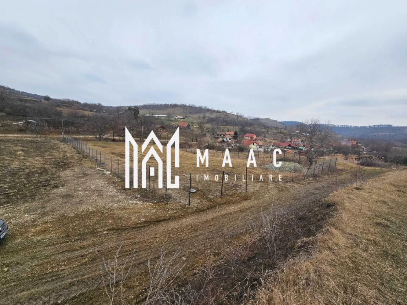 Teren de vânzare în Hamba | 1.740 mp | cu utilități și ieșire la râu - MAAC Imobiliare vă propune spre vânzare un teren situat în zona Hamba, ideal pentru construcția unei locuințe sau pentru investiție. Proprietatea este compusă din două parcele care însumează o suprafață totală de 1.740 mp, oferind un spațiu generos și flexibil pentru dezvoltare.

Terenul beneficiază deja de un plan de construcție, ceea ce reprezintă un avantaj important pentru viitorul proprietar. Utilitățile sunt parțial disponibile pe teren, existând apă și curent, iar gazul și canalizarea se află la o distanță de aproximativ 100 de metri, facilitând racordarea rapidă.

Cu o deschidere de 24 ml, terenul oferă acces facil și multiple posibilități de amenajare. Un alt atu este poziționarea sa, având ieșire către râu în partea opusă, ceea ce adaugă un plus de valoare și un cadru natural plăcut.

Zona Hamba este apreciată pentru liniște și aer curat, fiind totodată la o distanță convenabilă față de oraș, ceea ce o face potrivită atât pentru locuință permanentă, cât și pentru casă de vacanță.

Pentru mai multe detalii specificati ca ati vazut anuntul cu ID: CP3007059