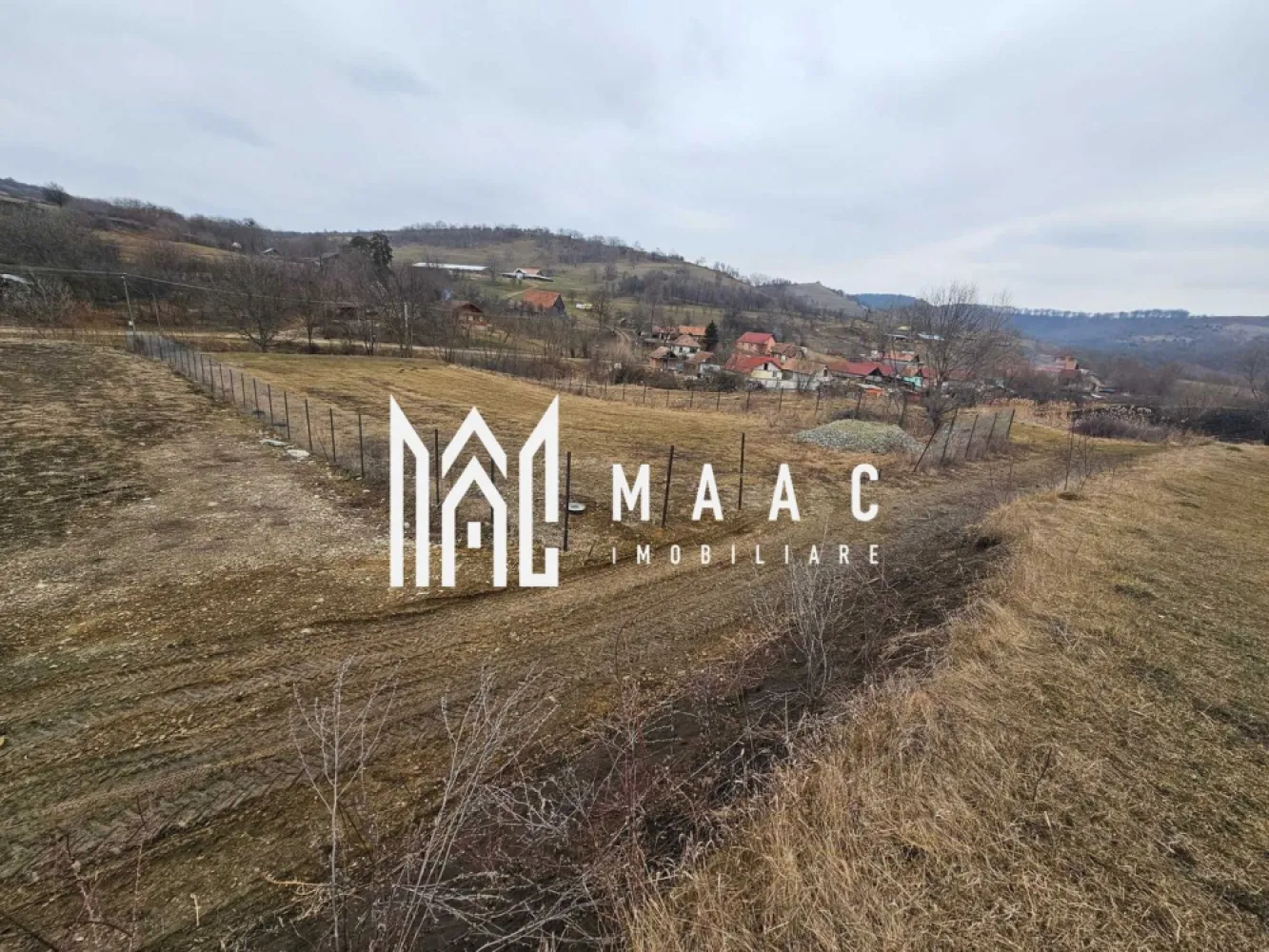 Teren de vânzare în Hamba | 1.740 mp | cu utilități și ieșire la râu - MAAC Imobiliare vă propune spre vânzare un teren situat în zona Hamba, ideal pentru construcția unei locuințe sau pentru investiție. Proprietatea este compusă din două parcele care însumează o suprafață totală de 1.740 mp, oferind un spațiu generos și flexibil pentru dezvoltare.

Terenul beneficiază deja de un plan de construcție, ceea ce reprezintă un avantaj important pentru viitorul proprietar. Utilitățile sunt parțial disponibile pe teren, existând apă și curent, iar gazul și canalizarea se află la o distanță de aproximativ 100 de metri, facilitând racordarea rapidă.

Cu o deschidere de 24 ml, terenul oferă acces facil și multiple posibilități de amenajare. Un alt atu este poziționarea sa, având ieșire către râu în partea opusă, ceea ce adaugă un plus de valoare și un cadru natural plăcut.

Zona Hamba este apreciată pentru liniște și aer curat, fiind totodată la o distanță convenabilă față de oraș, ceea ce o face potrivită atât pentru locuință permanentă, cât și pentru casă de vacanță.

Pentru mai multe detalii specificati ca ati vazut anuntul cu ID: CP3007059