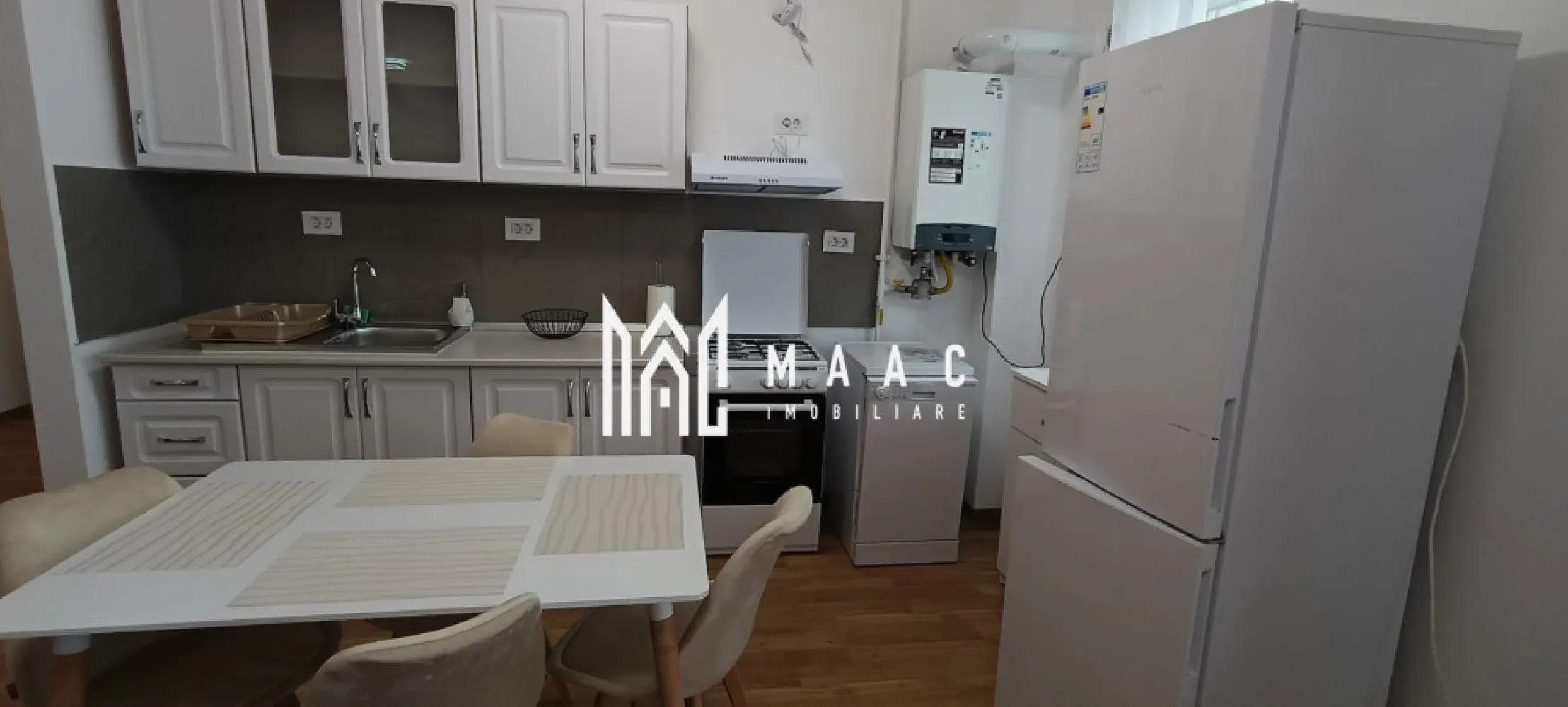 Apartament 3 camere |72MPU| 2 Băi | Balcon | Lift | Valletta Park - MAAC Imobiliare vă propune spre închiriere un apartament modern cu 3 camere, situat în ansamblul rezidențial Valletta Park din Sibiu. Proprietatea este situată la etajul 1 al unui imobil dotat cu lift și interfon video, oferind un acces facil și un nivel sporit de confort vizual și funcțional. Apartamentul este configurat pentru a asigura tot necesarul unei locuințe contemporane: Sistem de încălzire în pardoseală cu centrală proprie, pentru o eficiență termică optimă și costuri reduse. Suprafață utilă de 72 mp, complet mobilată și utilată, incluzând mașină de spălat rufe și mașină de spălat vase. Balcon generos de 16 mp care deservește întreg apartamentul, având acces direct din living și din ambele dormitoare. 2 băi complet echipate, finisate modern. 1 loc de parcare privat inclus în prețul chiriei. Tâmplărie PVC de calitate superioară pentru o izolare fonică și termică excelentă. Locația oferă acces rapid către zona comercială de vest și centrul orașului, fiind o alegere excelentă pentru cei care lucrează în zonă sau caută un standard ridicat de finisaje într-un bloc nou. Apartamentul dispune de finisaje premium și o compartimentare decomandată, fiind pregătit pentru mutare imediată. Condiții de închiriere: Se solicită 2 garanții în cuantumul unei chirii lunare. Termenul contractual este de minimum 1 an. Nu se acceptă animale de companie Pentru mai multe detalii sau pentru a stabili o vizionare, contactați-ne și specificați codul de identificare al proprietății ID: CP3038572. }}