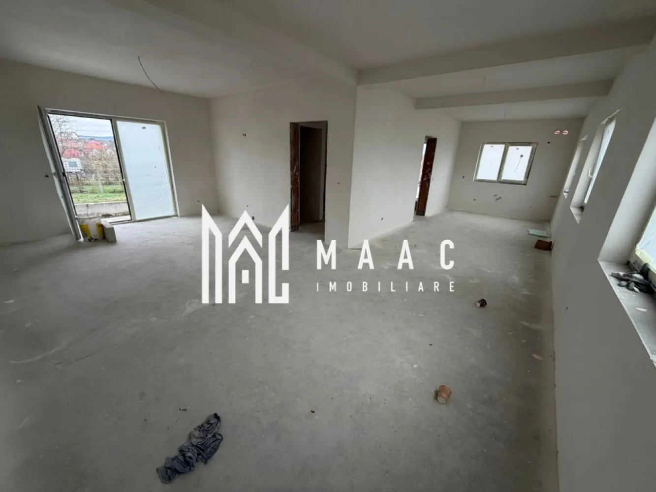 Casă Tip Duplex | 4 Camere | 2 Balcoane | Terasă | Șura Mică - Maac Imobiliare prezintă spre vânzare o vilă tip duplex, situată într-o zonă liniștită din Șura Mică, cu acces facil către Sibiu și în imediata apropiere a punctelor de interes. Caracteristici generale: Regim de înălțime: P+E+Pod Suprafață utilă: 120 mp Suprafață construită: 150 mp Amprentă la sol: 70 mp Suprafață teren: 120 mp Suprafață curte liberă: 120 mp An construcție: 2024 Stadiu: Finalizată, predare la alb Compartimentare: Parter: Living spațios, bucătărie închisă, baie, terasă generoasă Etaj: 3 dormitoare, baie, 2 balcoane Pod: Disponibil pe toată suprafața casei Dotări și beneficii: Încălzire prin pardoseală la parter și calorifere la etaj Centrală termică pe gaz Geamuri termopan de înaltă calitate Perete dublu, izolat între case Acoperiș din țiglă Loc de parcare inclus în preț Curte cu acces auto Pentru mai multe detalii precizati telefonic ca ati vazut anuntul ID: CP3041497 }}