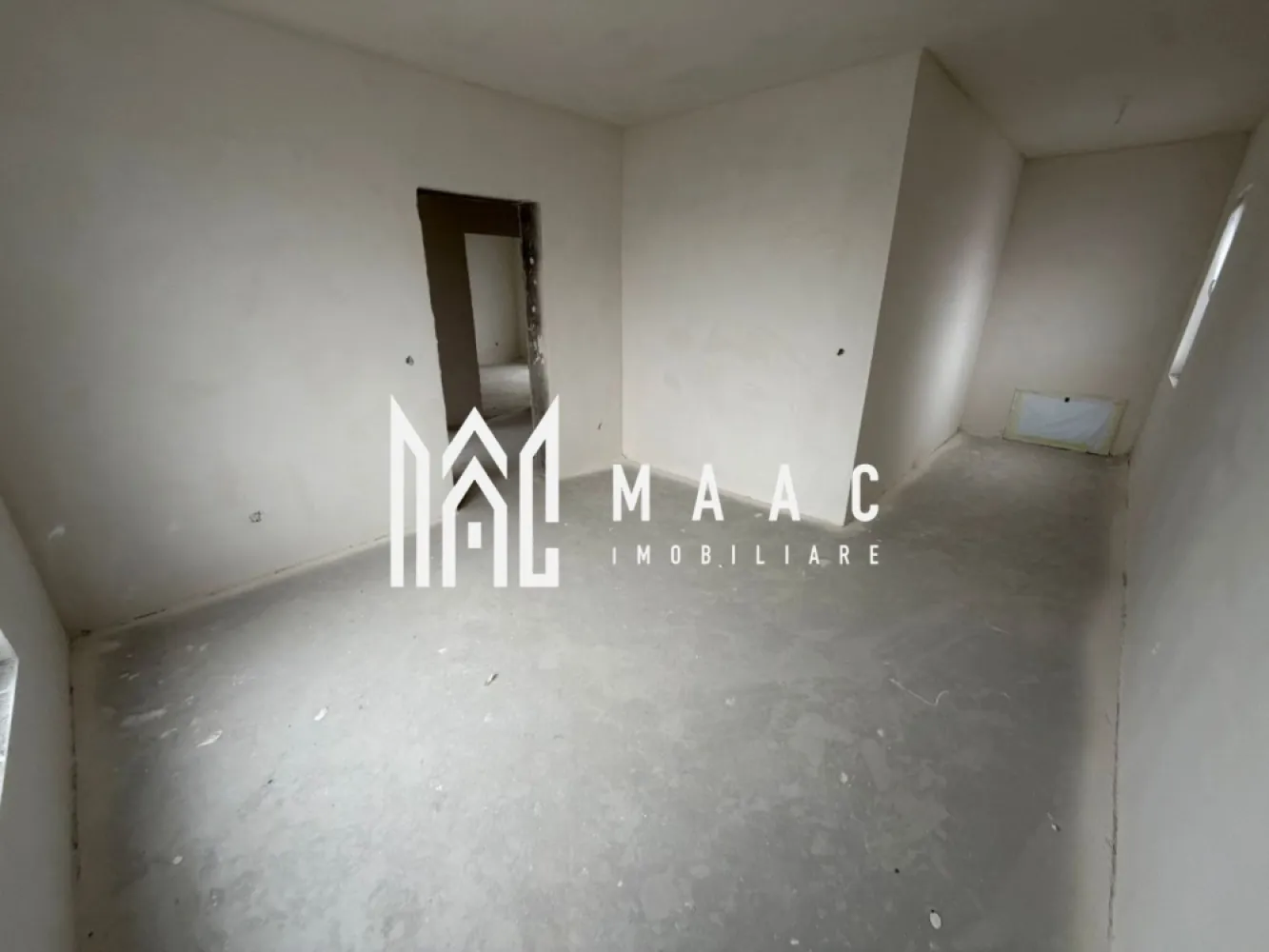 Casă Tip Duplex | 4 Camere | 2 Balcoane | Terasă | Șura Mică - Maac Imobiliare prezintă spre vânzare o vilă tip duplex, situată într-o zonă liniștită din Șura Mică, cu acces facil către Sibiu și în imediata apropiere a punctelor de interes. Caracteristici generale: Regim de înălțime: P+E+Pod Suprafață utilă: 120 mp Suprafață construită: 150 mp Amprentă la sol: 70 mp Suprafață teren: 120 mp Suprafață curte liberă: 120 mp An construcție: 2024 Stadiu: Finalizată, predare la alb Compartimentare: Parter: Living spațios, bucătărie închisă, baie, terasă generoasă Etaj: 3 dormitoare, baie, 2 balcoane Pod: Disponibil pe toată suprafața casei Dotări și beneficii: Încălzire prin pardoseală la parter și calorifere la etaj Centrală termică pe gaz Geamuri termopan de înaltă calitate Perete dublu, izolat între case Acoperiș din țiglă Loc de parcare inclus în preț Curte cu acces auto Pentru mai multe detalii precizati telefonic ca ati vazut anuntul ID: CP3041497 }}