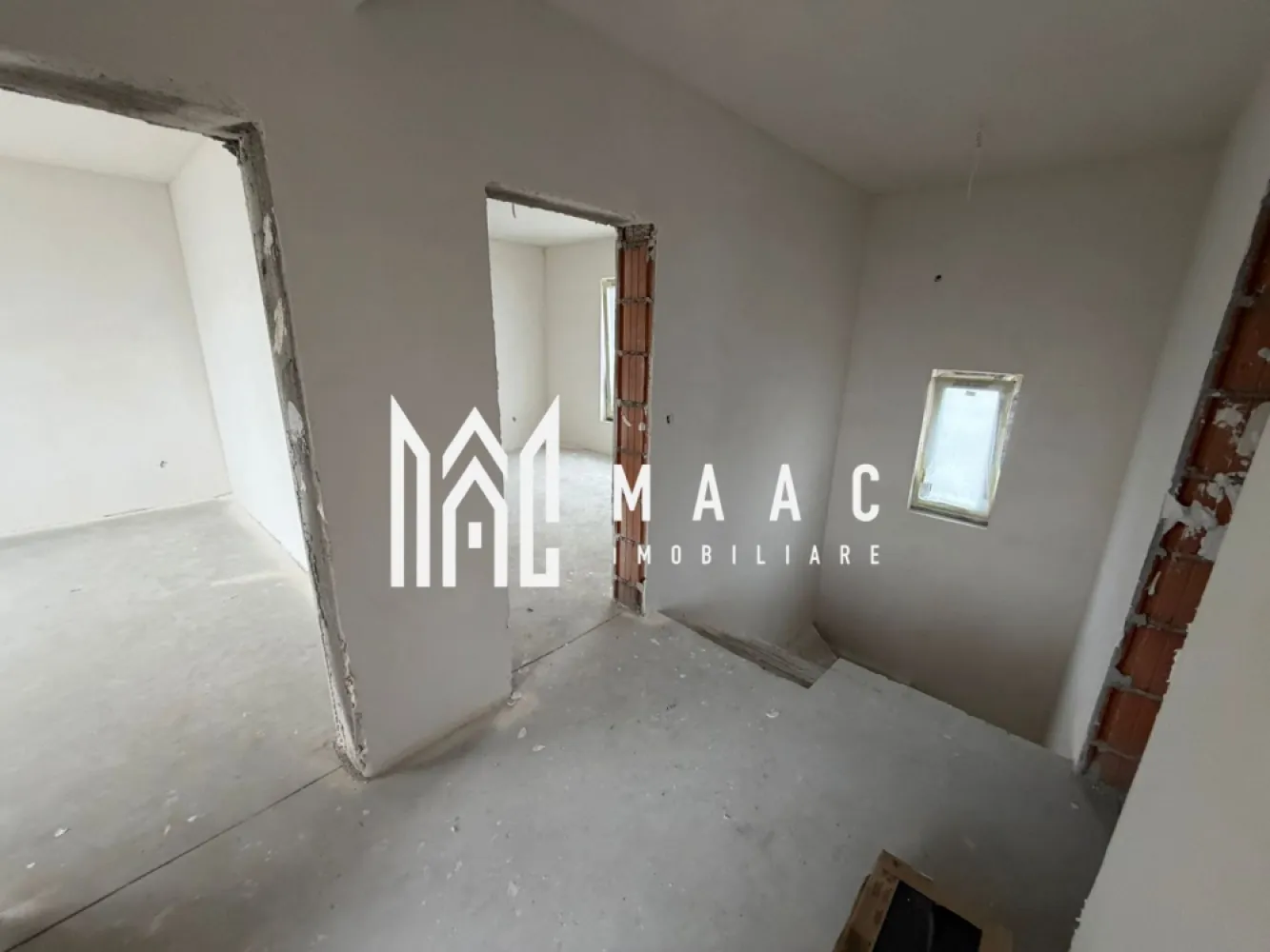 Casă Tip Duplex | 4 Camere | 2 Balcoane | Terasă | Șura Mică