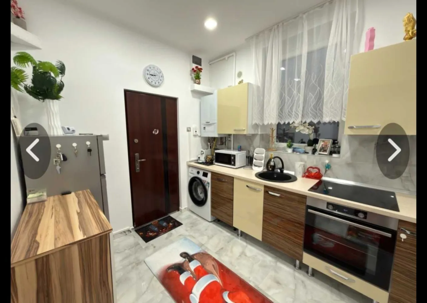 BRASADAS vinde ap 2 cam 40 mp. in zona CENTRALA la etajul 1. - Agentia Imobiliara BRASADAS vinde apartament semidecomandat cu 2 camere,fermecător și complet renovat, situat la etajul 1 in zona CENTRALA, cu o suprafață de 40 mp. Apartamentul a fost achiziționat acum patru ani și ulterior complet renovat la un standard înalt, de sus până jos, rezultând o proprietate foarte bine întreținută și modernă. La intrare, vă veți găsi în holul cu o bucătărie integrată, proiectată funcțional și care oferă un spațiu amplu. De aici, puteți accesa livingul spațios și luminos, perfect pentru relaxare și confort. Dormitorul alăturat oferă liniște și intimitate - ideal pentru nopți odihnitoare. Baia cu duș și toaletă este, de asemenea, accesibilă din bucătărie. O cameră de depozitare suplimentară oferă spațiu practic de depozitare și completează oferta. Locația centrală oferă o infrastructură excelentă, cu facilități comerciale, restaurante și toate facilitățile esențiale în imediata vecinătate. De asemenea, este disponibilă parcare gratuită. Acest apartament este ideal pentru o oportunitate atractivă de investiție. Www.brasadas.com. }}